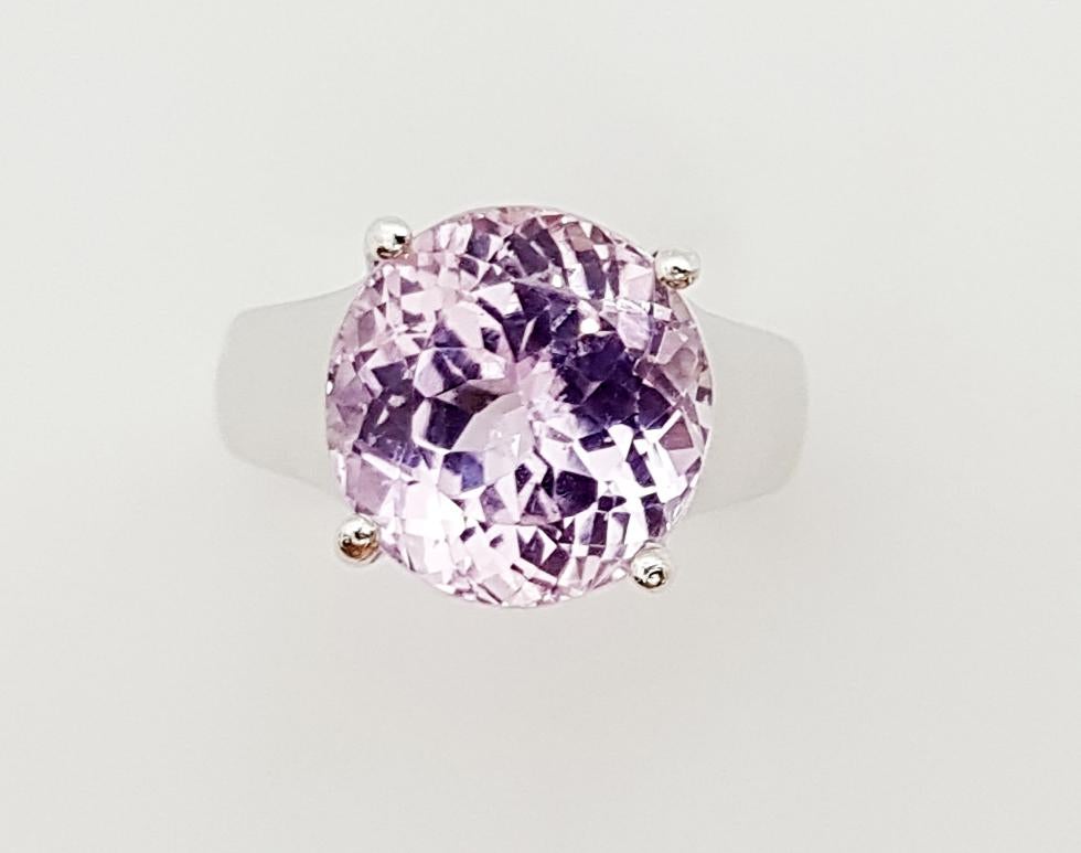 Bague en kunzite sertie dans des réglages en platine 900 en vente 7