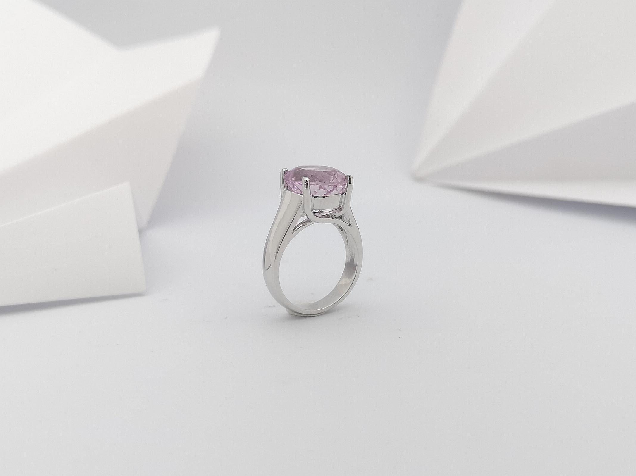 Bague en kunzite sertie dans des réglages en platine 900 en vente 11