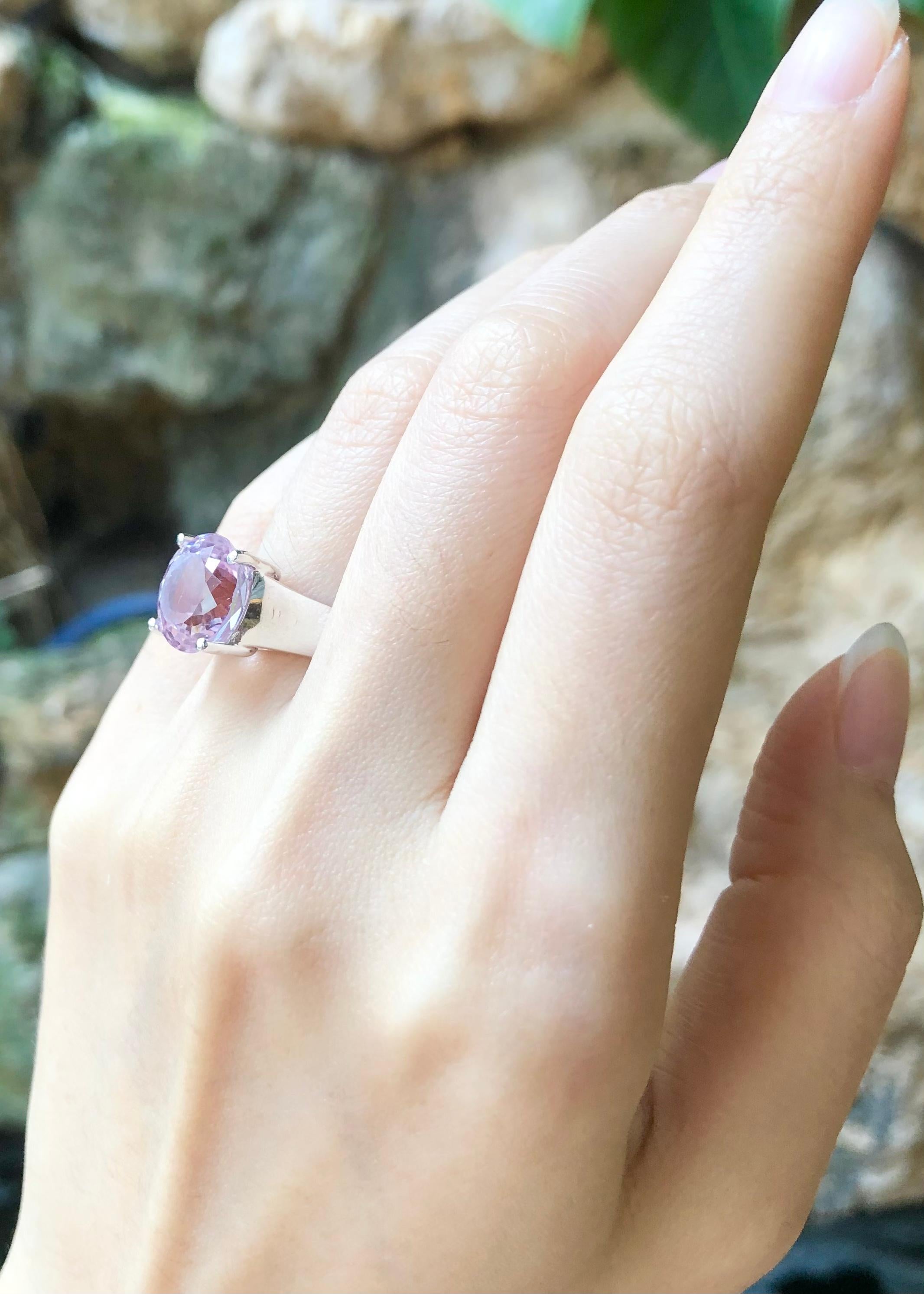 Kunzite 6.38 carats Ring set in Platinum 900 Settings

Width:  1.1 cm 
Length: 1.1 cm
Ring Size: 49
Total Weight: 10.16 grams



