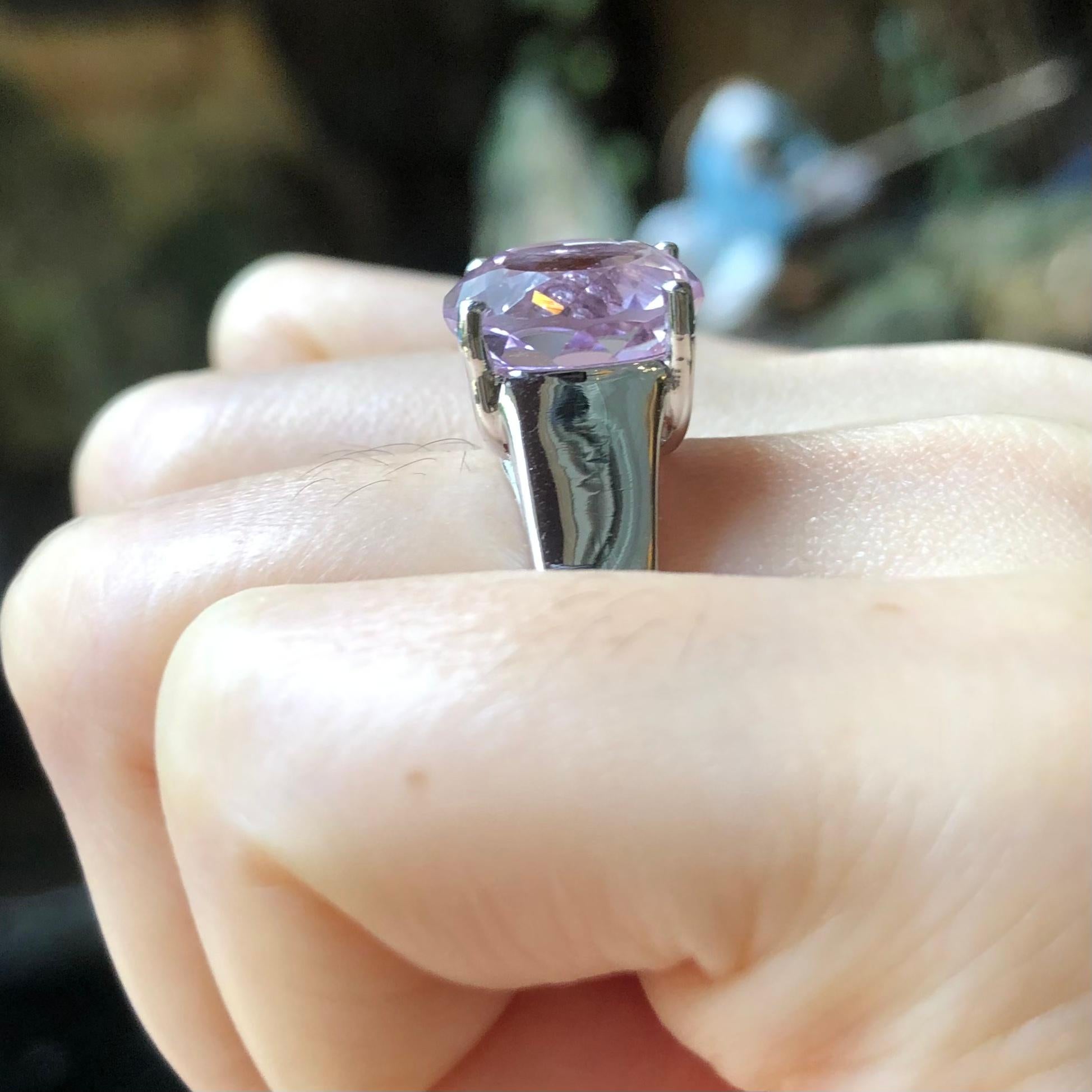 Taille ronde Bague en kunzite sertie dans des réglages en platine 900 en vente