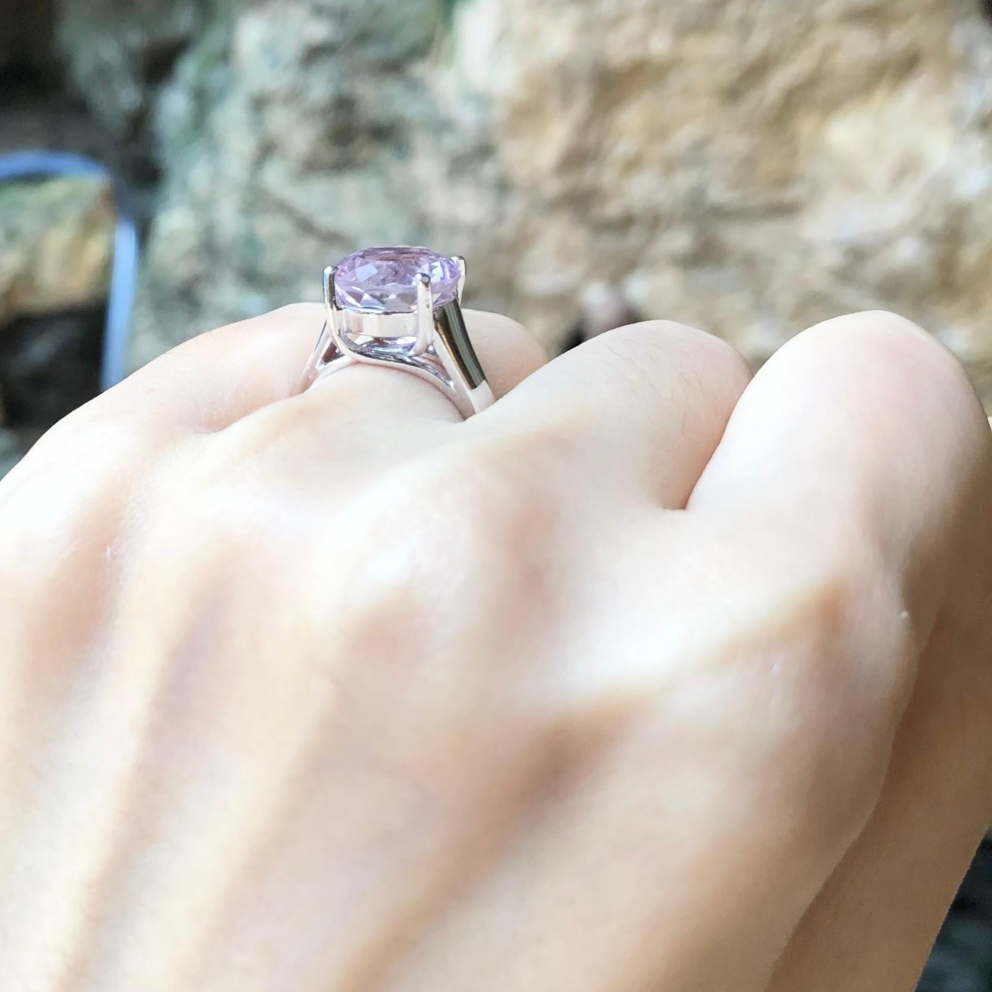 Bague en kunzite sertie dans des réglages en platine 900 Neuf - En vente à Bangkok, TH