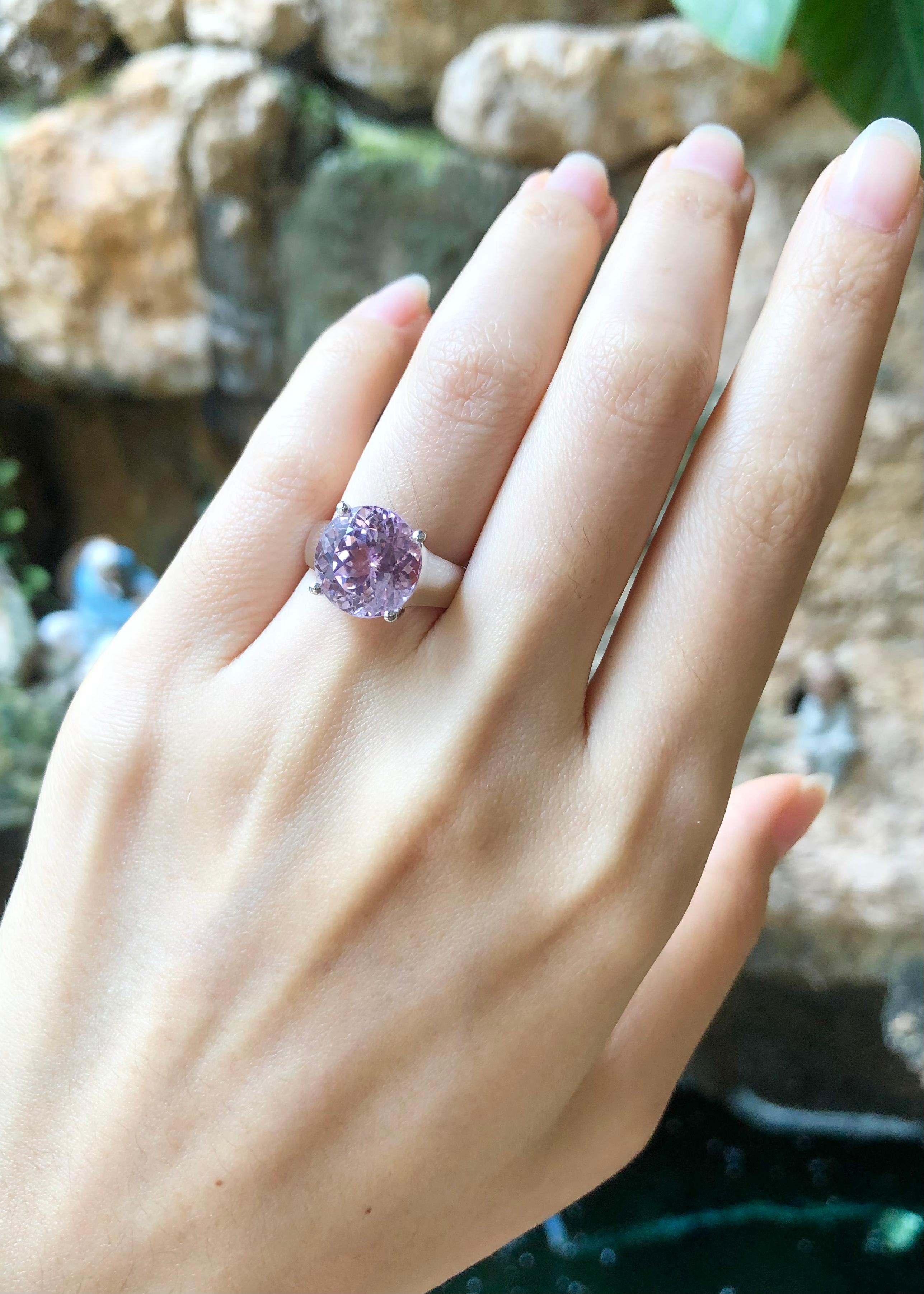 Taglio rotondo Anello di Kunzite con incastonatura in platino 900 in vendita
