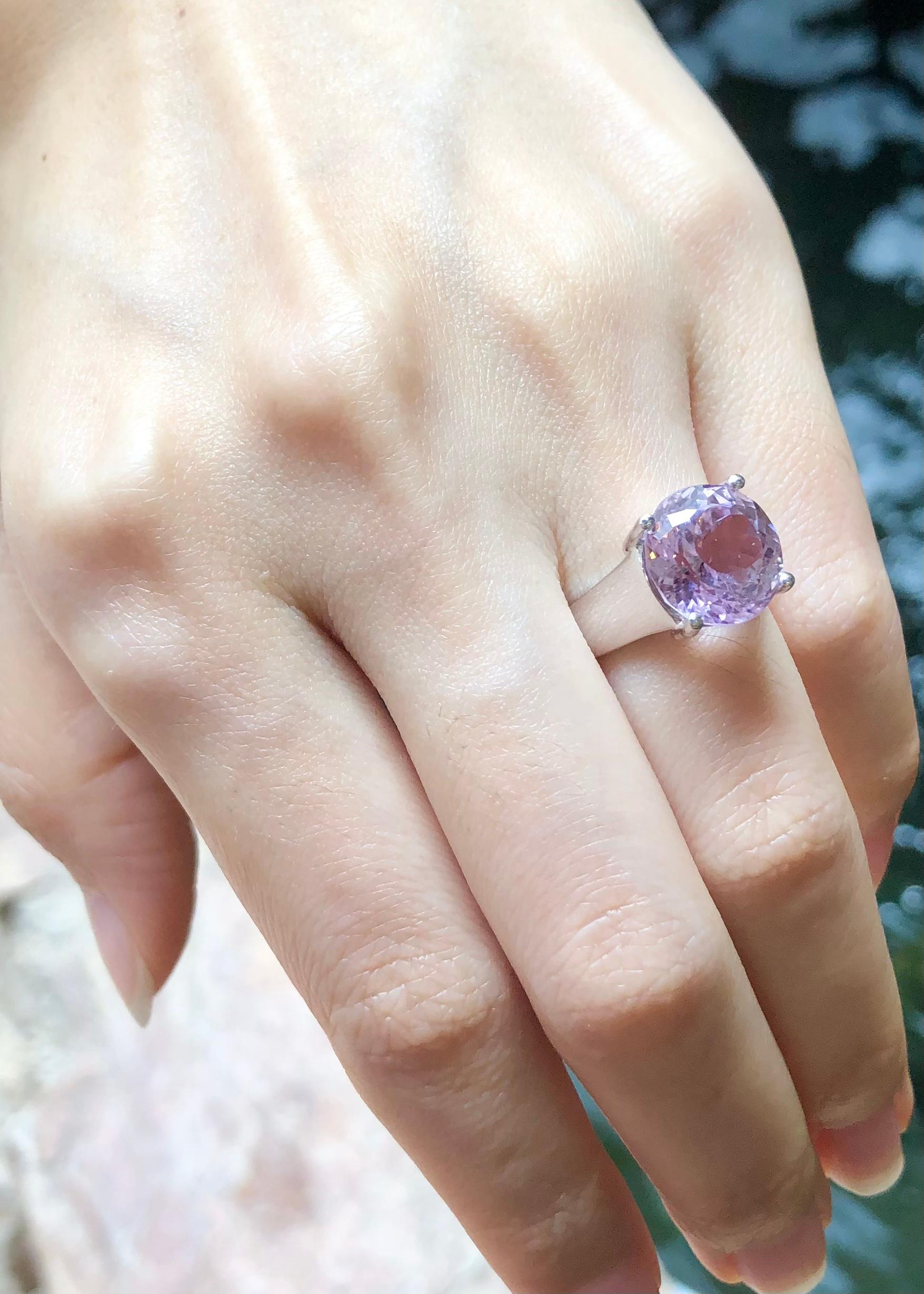 Round Cut Kunzite Ring Set in Platinum 900 Settings For Sale