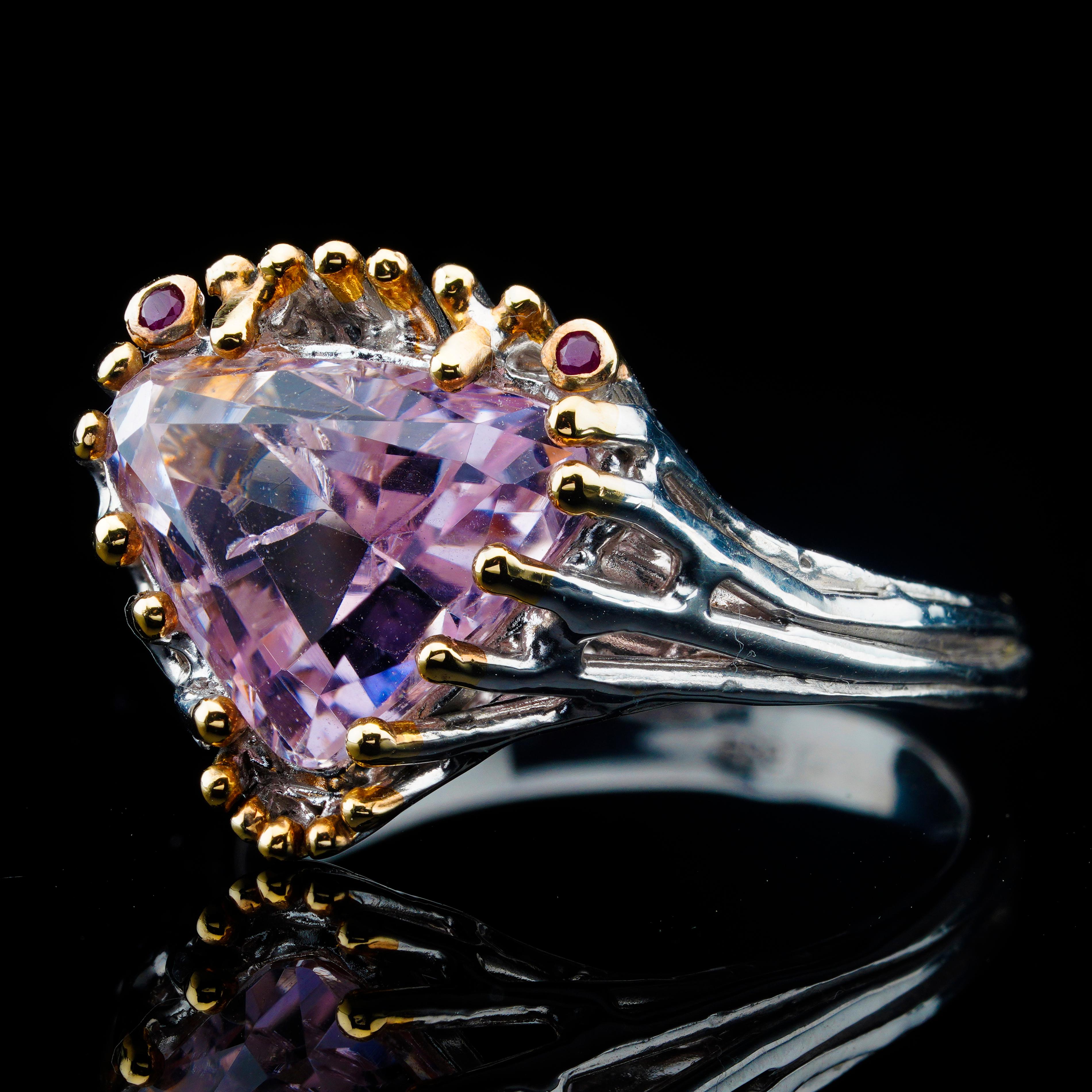 Kunzit & Rubin Designer-Ring // Natürlicher Kunzit im Billionen-Schliff // Sterling Silber (Kunsthandwerker*in) im Angebot