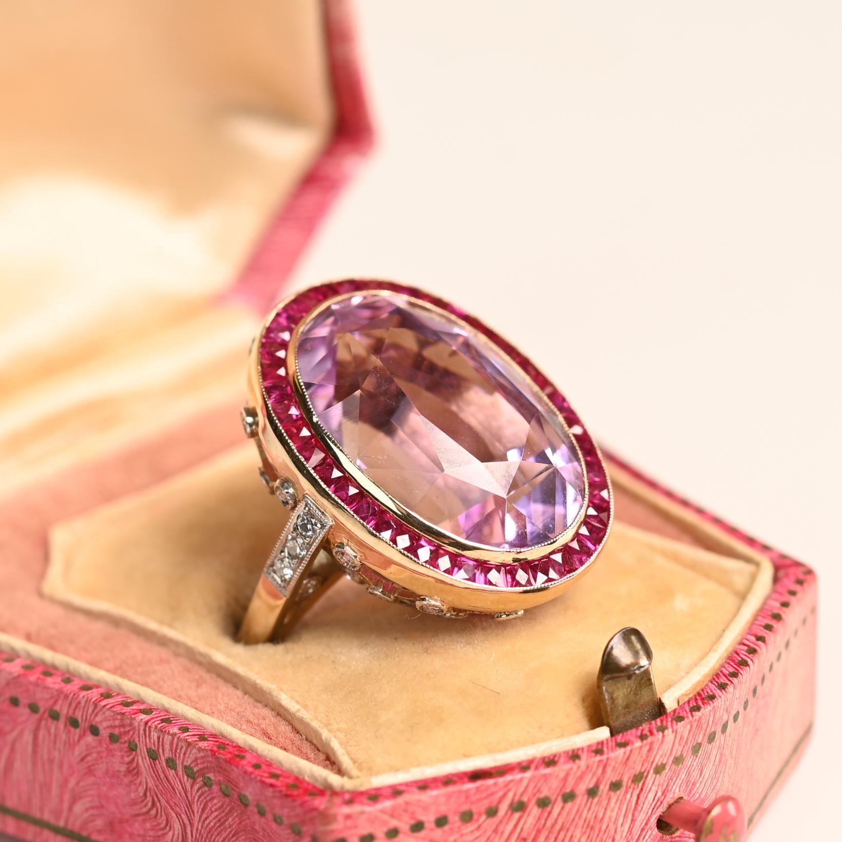 Cette exquise bague en pierre pr�écieuse met en valeur une kunzite naturelle d'environ 24,1 carats, taillée en ovale, qui rayonne d'une captivante teinte rose avec une saturation exceptionnelle. Sa couleur délicate mais vibrante est magnifiquement