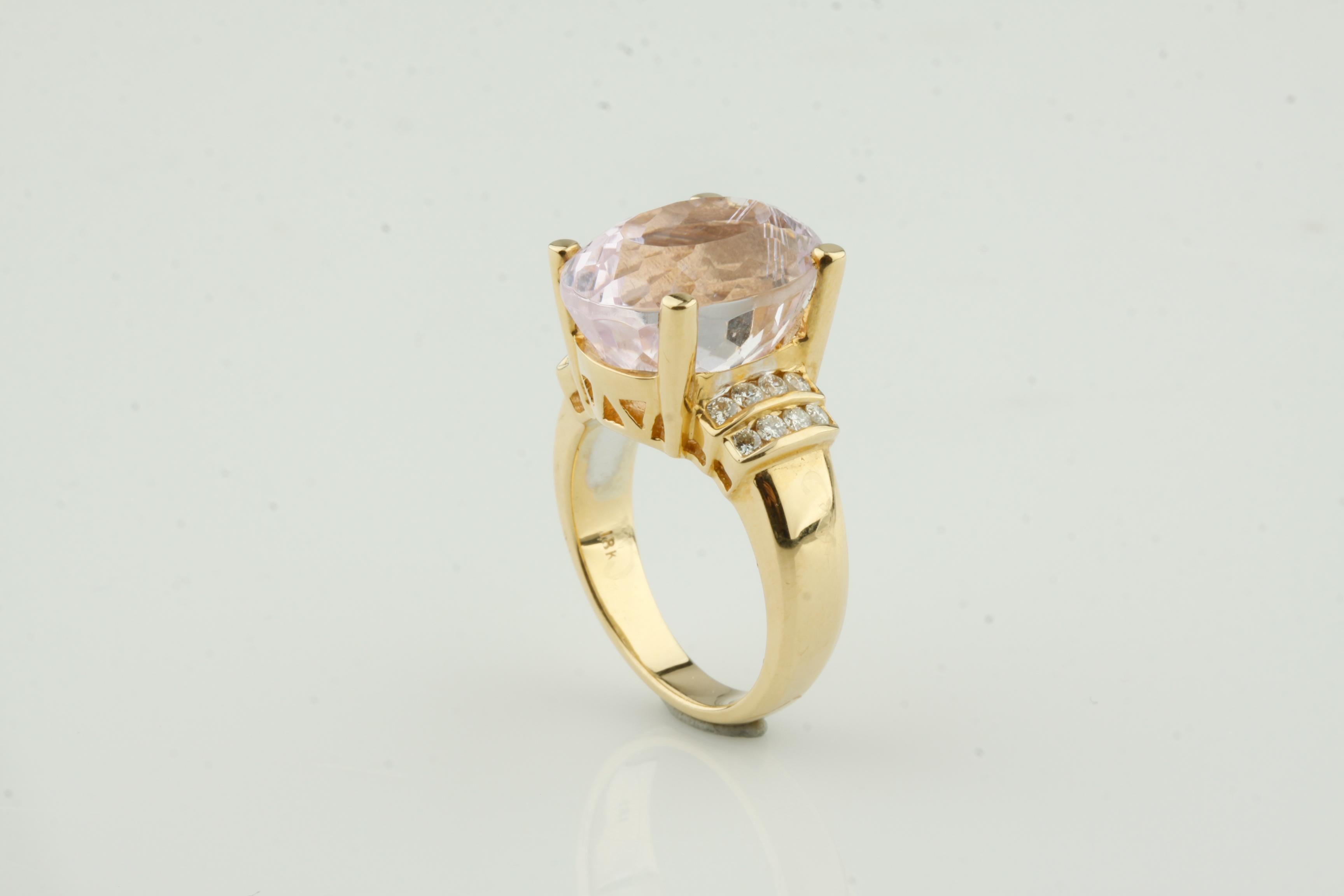 One electronically tested 18KT yellow gold ladies cast kunzite & diamond ring with a bright finish
Ring Size: 6.75
Condition is very good
Featuring a kunzite supported by diamond set shoulders
Completed by a three and one half millimeter wide