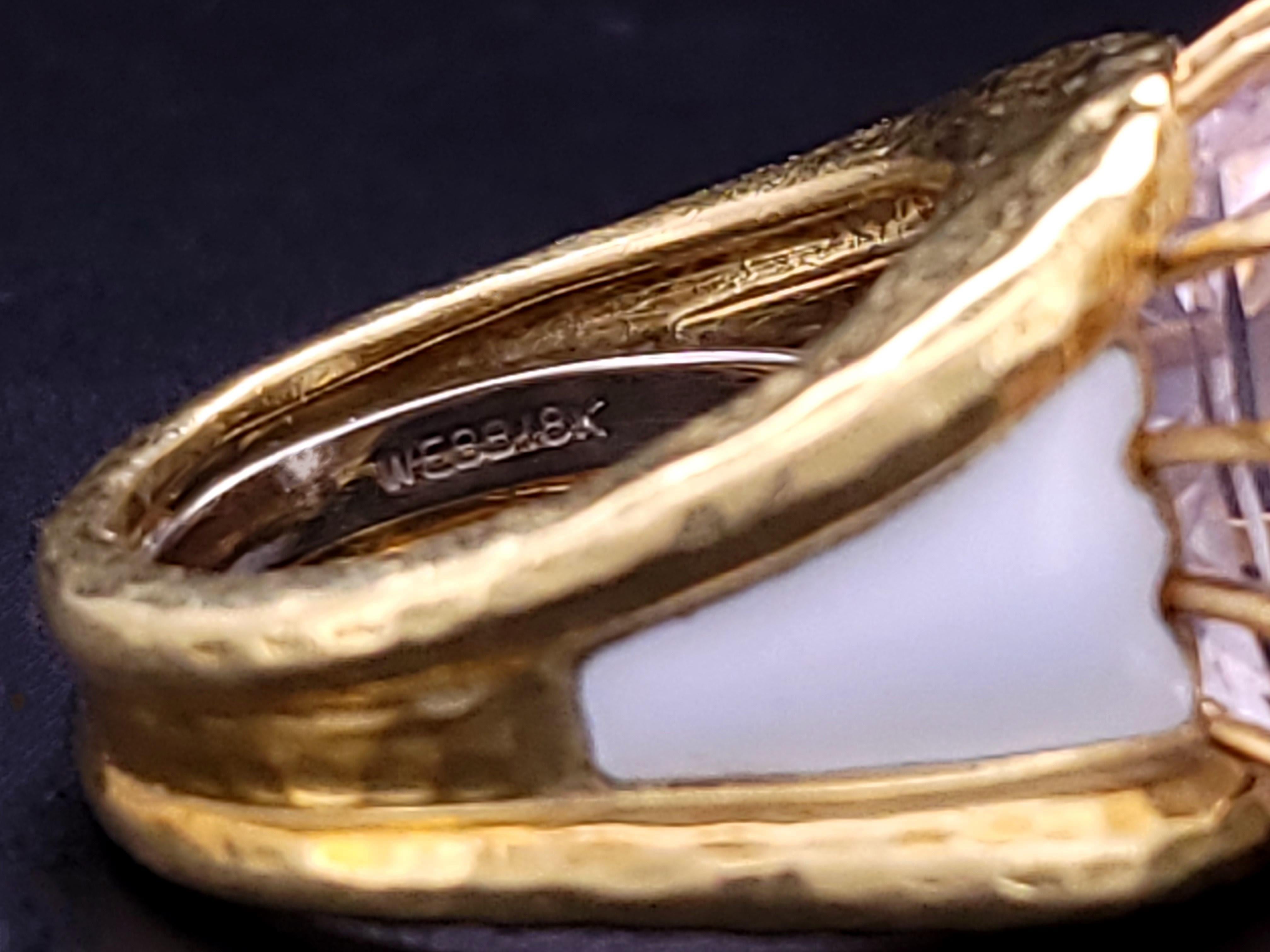 Kunzite Stone David Webb Ring in 18K Yellow Goldes & White Enamel Taille 9 en vente 5