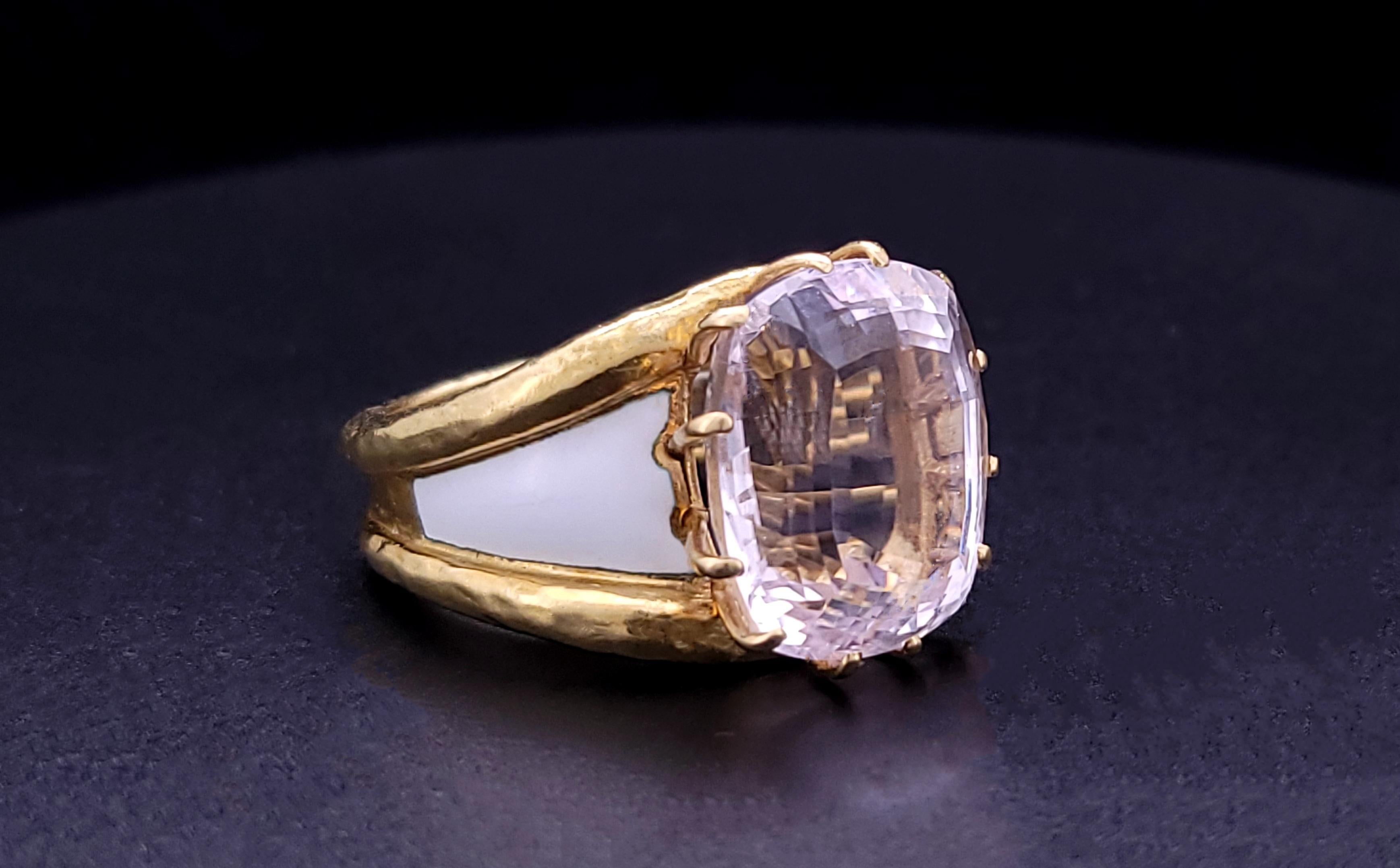 Bague David Webb avec pierre Kunzite
Matière Or jaune 18K et émail blanc
Kunzite rose pâle, taille ovale
Kunzite Dimension : 16.8mm x 14.7mm
Taille de l'anneau : 9
Largeur de l'anneau : 16.9 mm
Base de la tige : 6,3 mm
Poids de l'anneau :