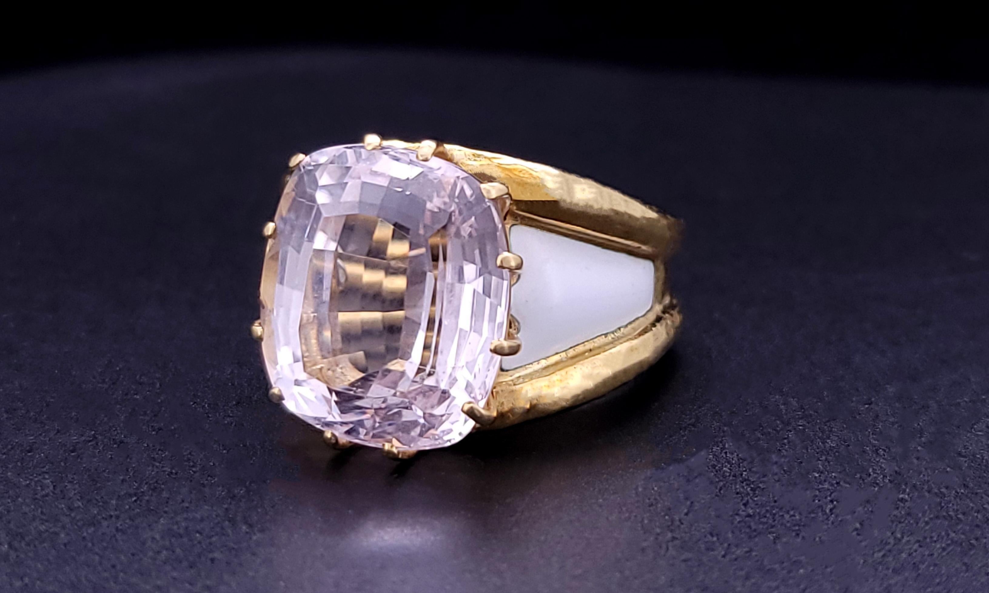 Taille ovale Kunzite Stone David Webb Ring in 18K Yellow Goldes & White Enamel Taille 9 en vente