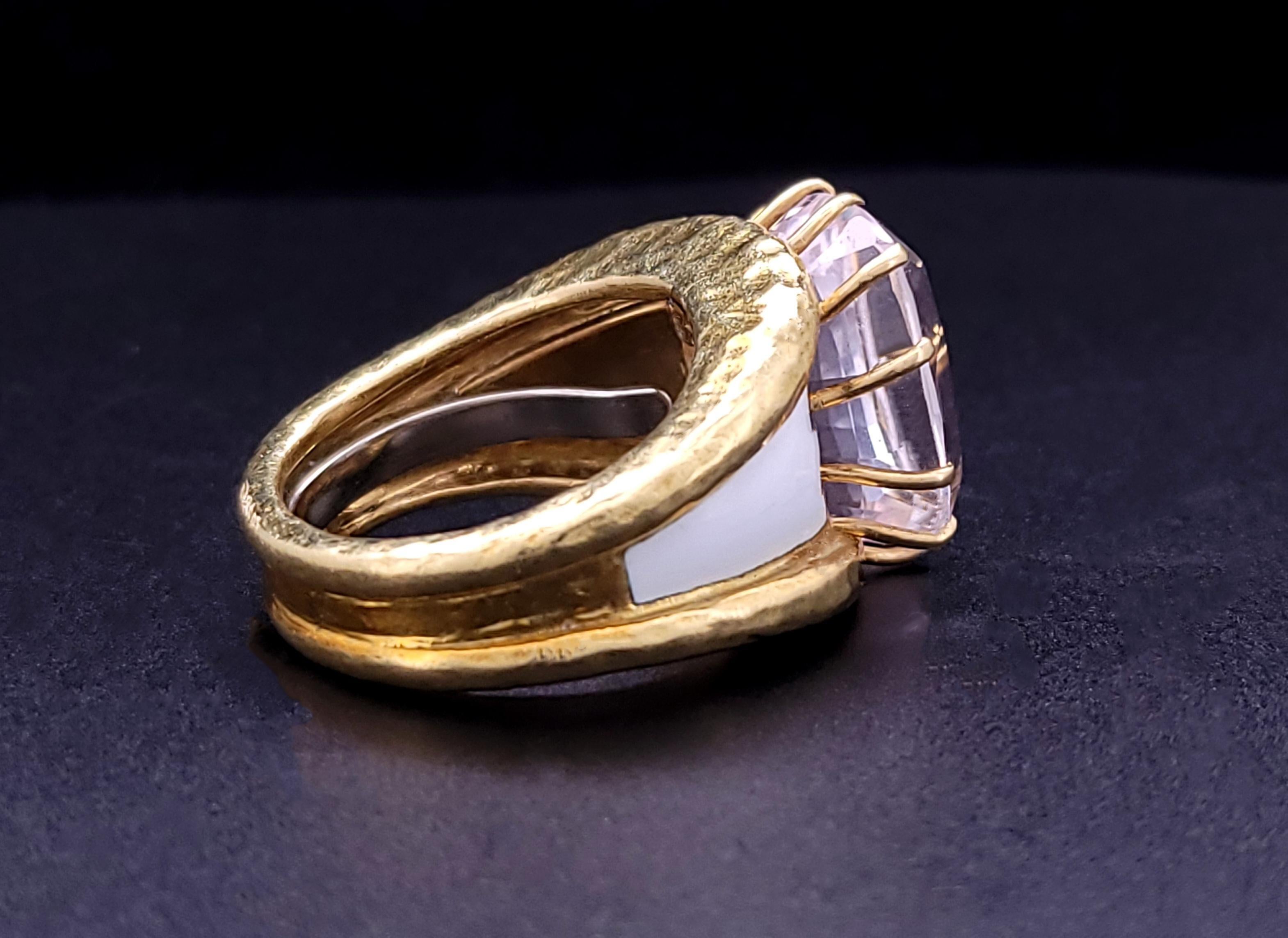 Kunzite Stone David Webb Ring in 18K Yellow Goldes & White Enamel Taille 9 Excellent état - En vente à New York, NY