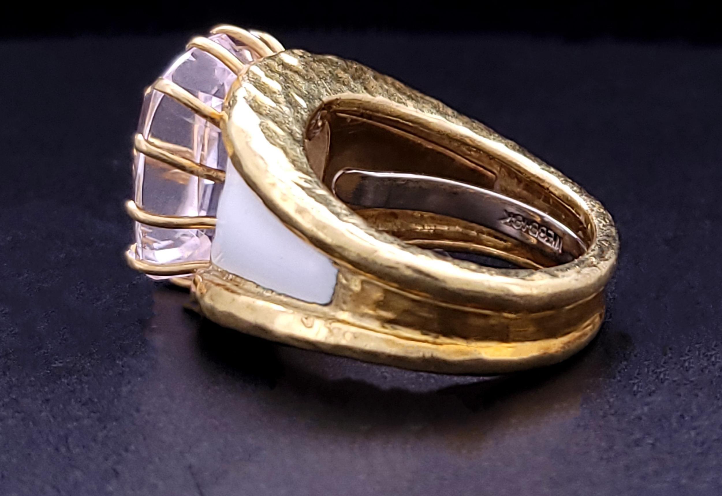 Kunzite Stone David Webb Ring in 18K Yellow Goldes & White Enamel Taille 9 Pour femmes en vente