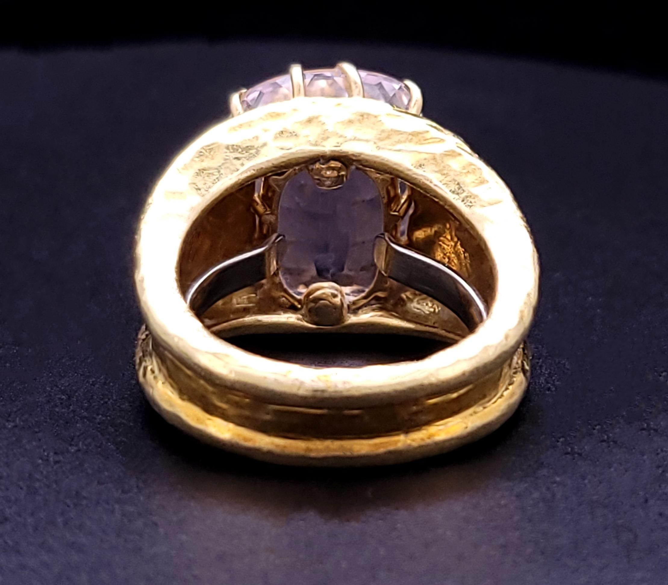 Kunzite Stone David Webb Ring in 18K Yellow Goldes & White Enamel Taille 9 en vente 1