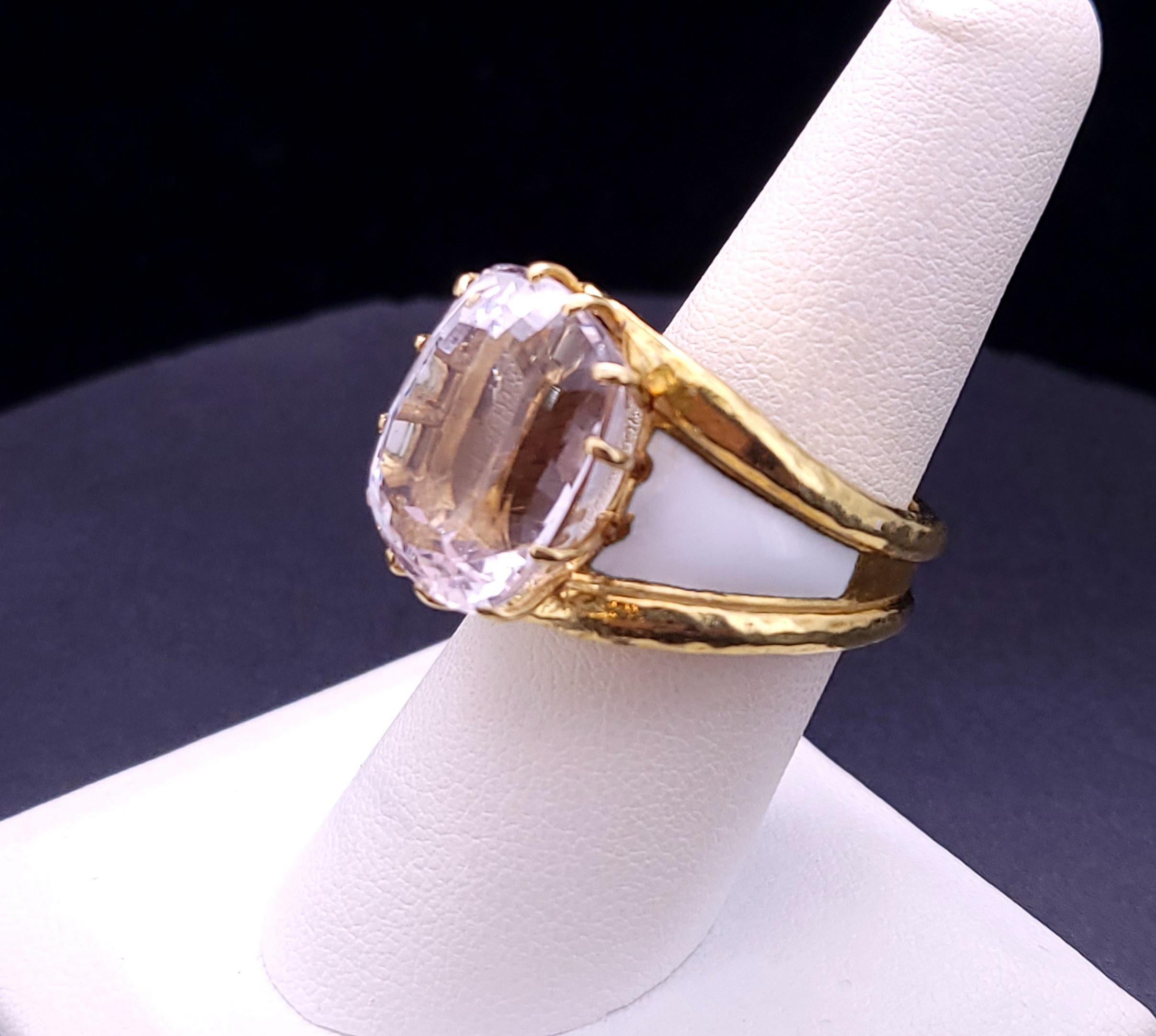 Kunzite Stone David Webb Ring in 18K Yellow Goldes & White Enamel Taille 9 en vente 2