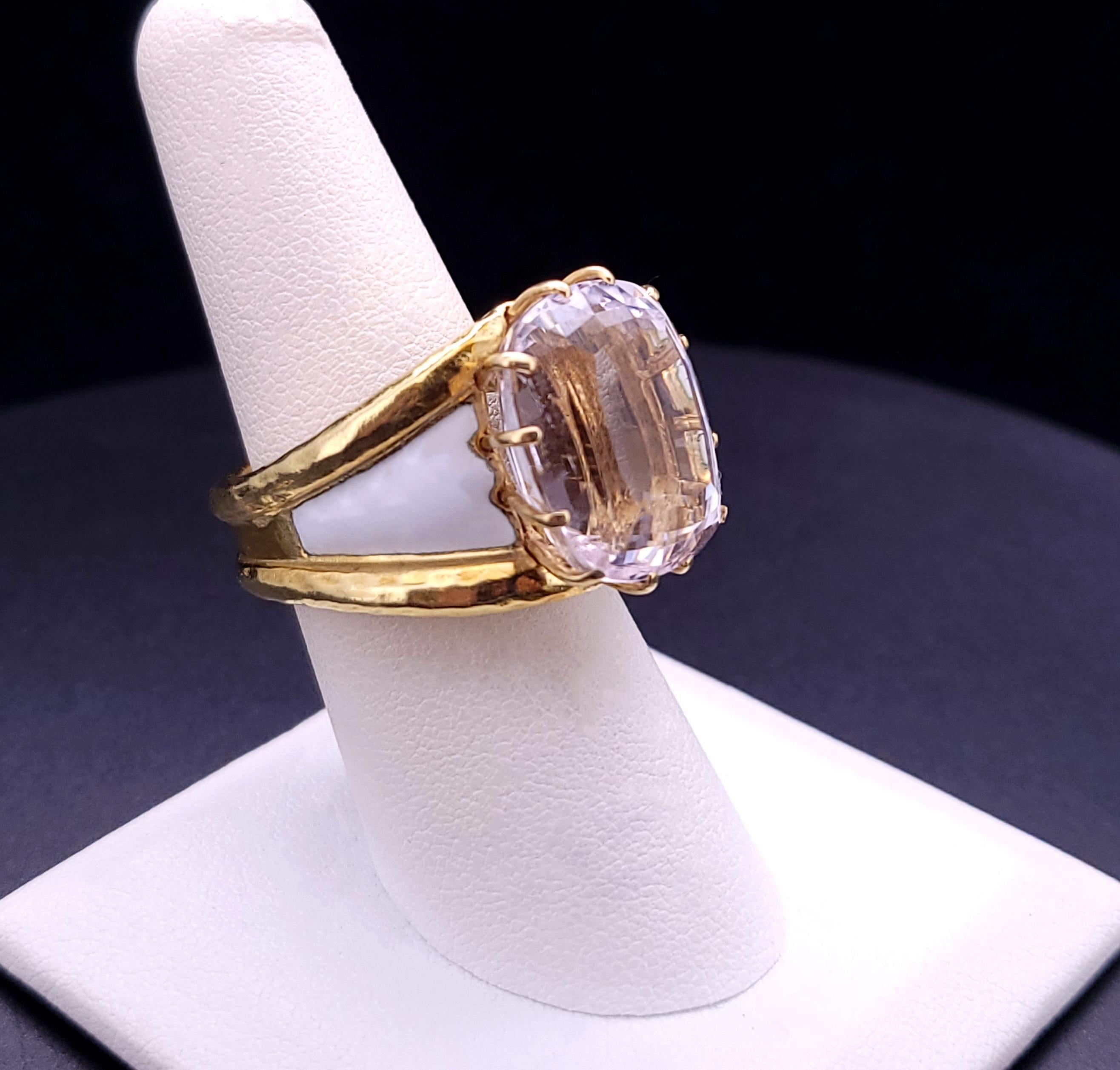 Kunzite Stone David Webb Ring in 18K Yellow Goldes & White Enamel Taille 9 en vente 3
