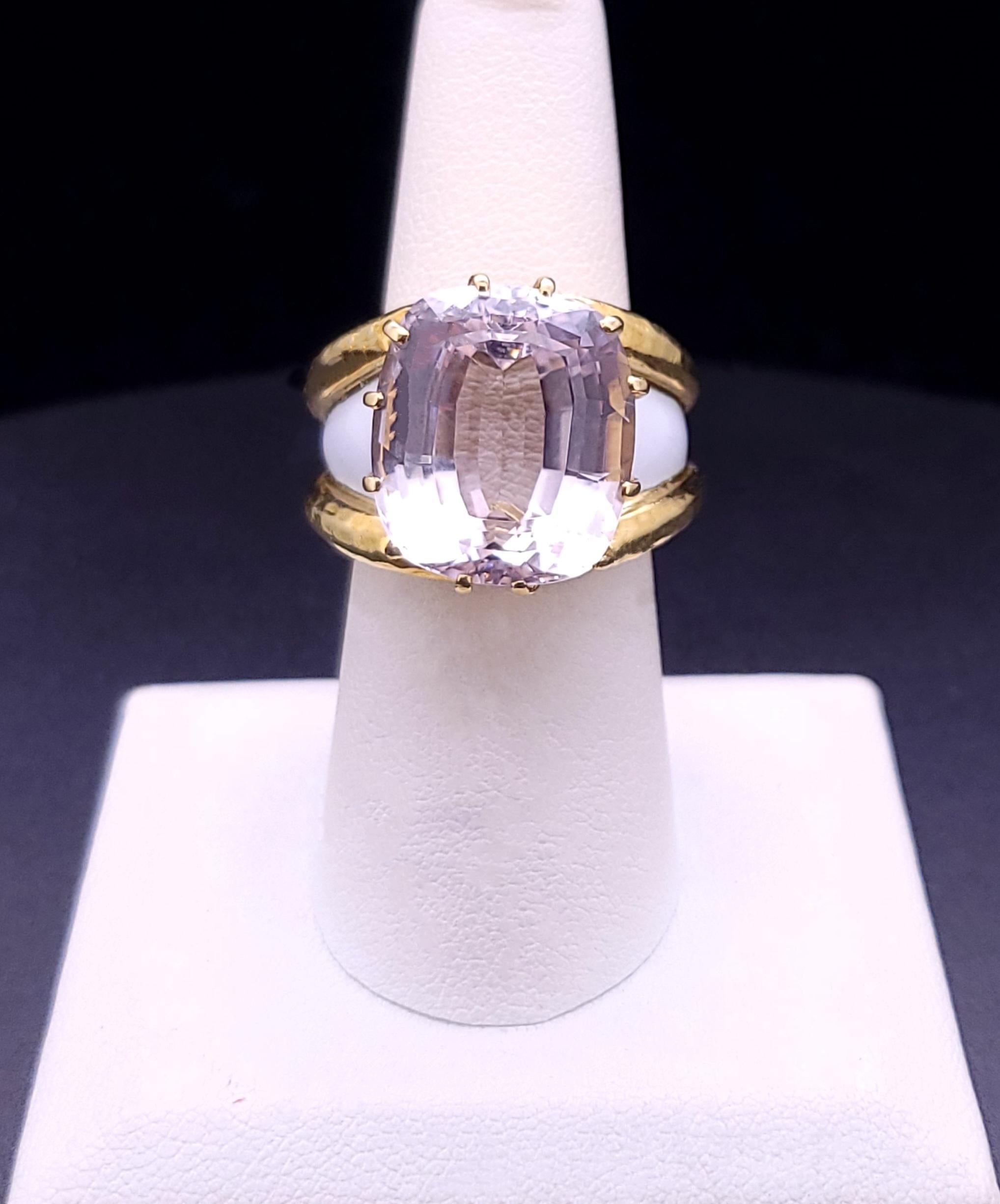 Kunzite Stone David Webb Ring in 18K Yellow Goldes & White Enamel Taille 9 en vente 4