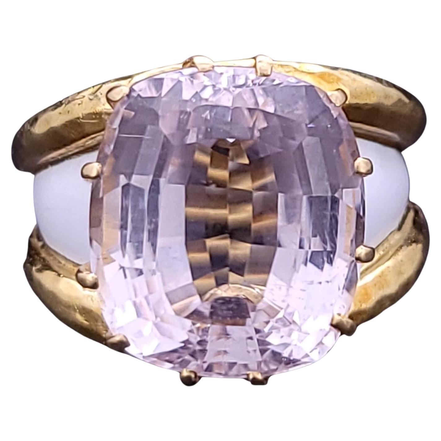 Kunzite Stone David Webb Ring in 18K Yellow Goldes 
White Enamel Taille 9 en vente