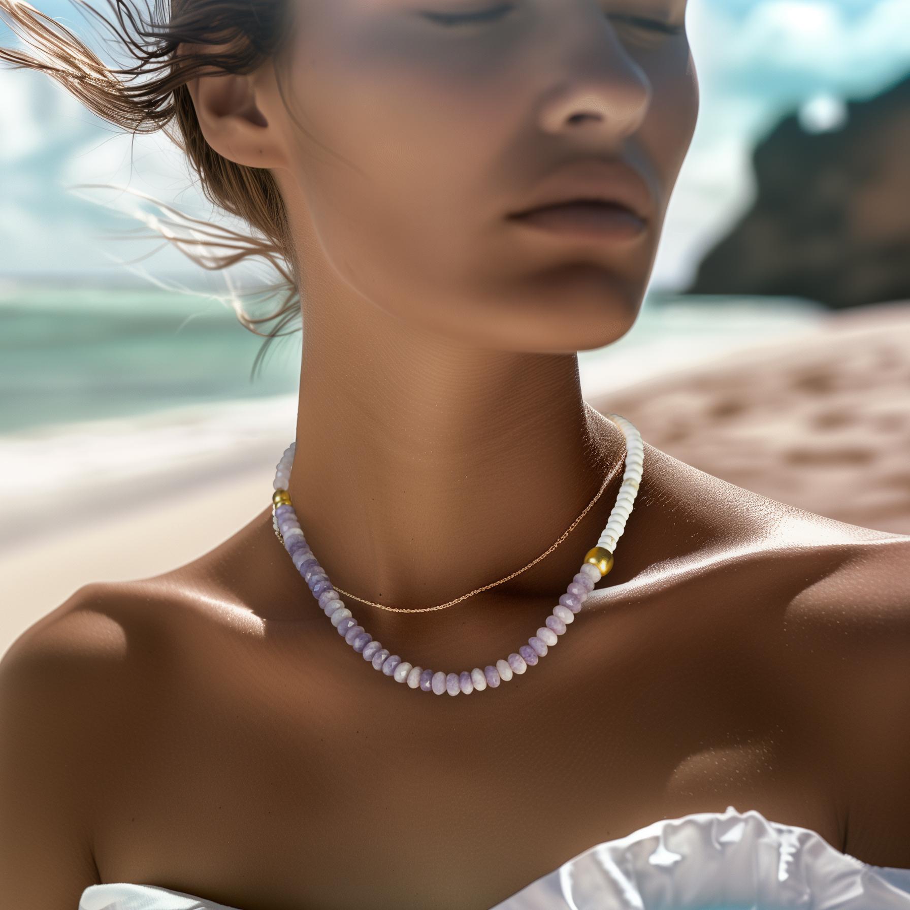 Scivola in uno stato di eleganza senza sforzo con questa affascinante collana di pietre preziose. L'armoniosa miscela di morbido turchese bianco, ricca ametista e scintillanti accenti dorati ti permetterà di irradiare una calma sicurezza che attira
