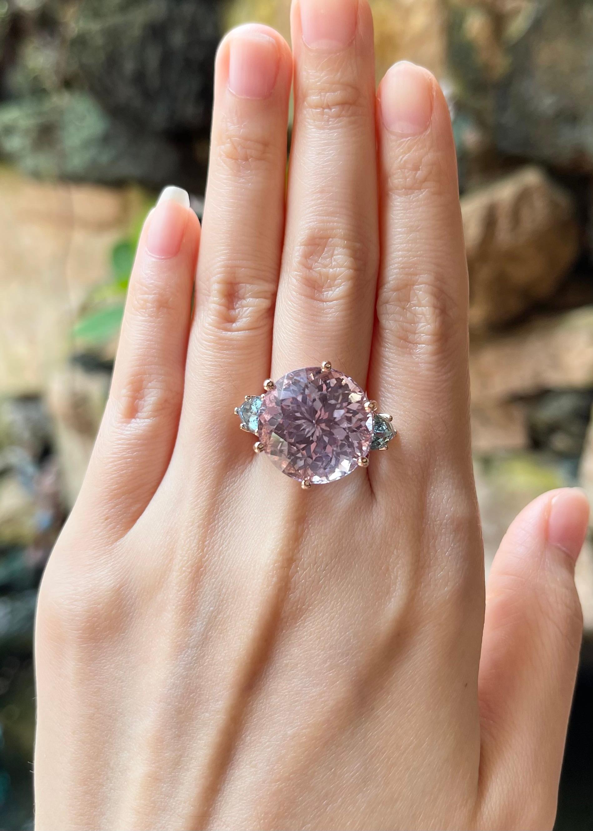 Kunzite 25.99 carats et aigue-marine 2.73 carats Bague en or rose 14K

Largeur :  1,7 cm 
Longueur : 1.7 cm
Taille de l'anneau : 54
Poids total : 14,30 grammes

