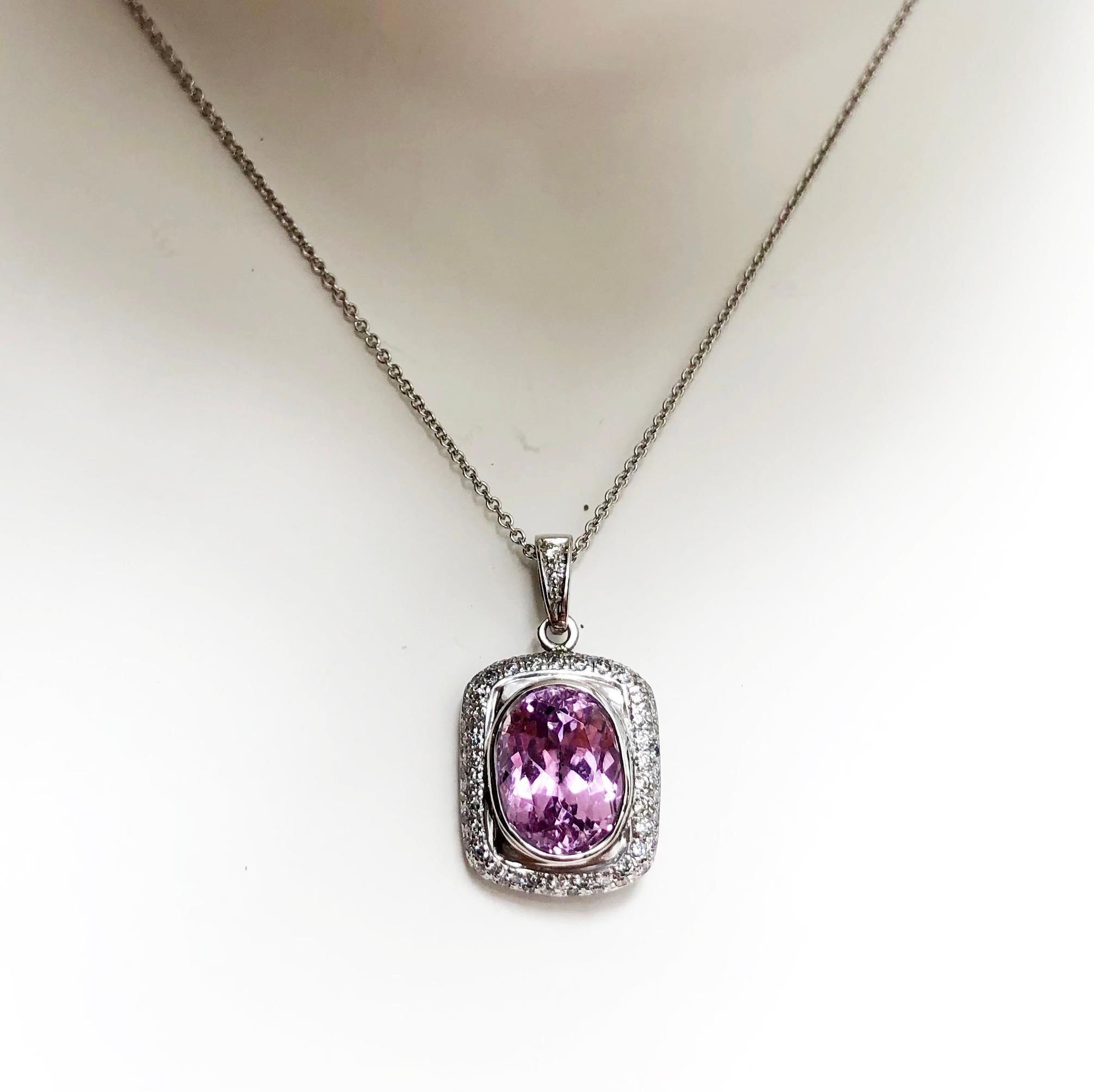 Pendentif en kunzite 14,57 carats et diamant 0,54 carat sertis dans de l'or blanc 18 carats
(chaîne non incluse)

Largeur :  1.5 cm 
Longueur : 2,8 cm
Poids total : 5,74 grammes

