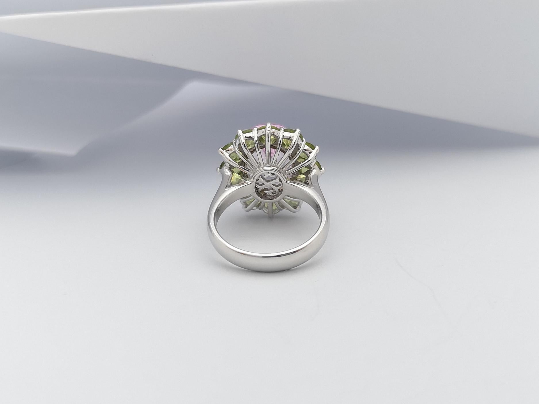 Bague en kunzite et péridot sertie dans des montures en or blanc 18 carats en vente 6