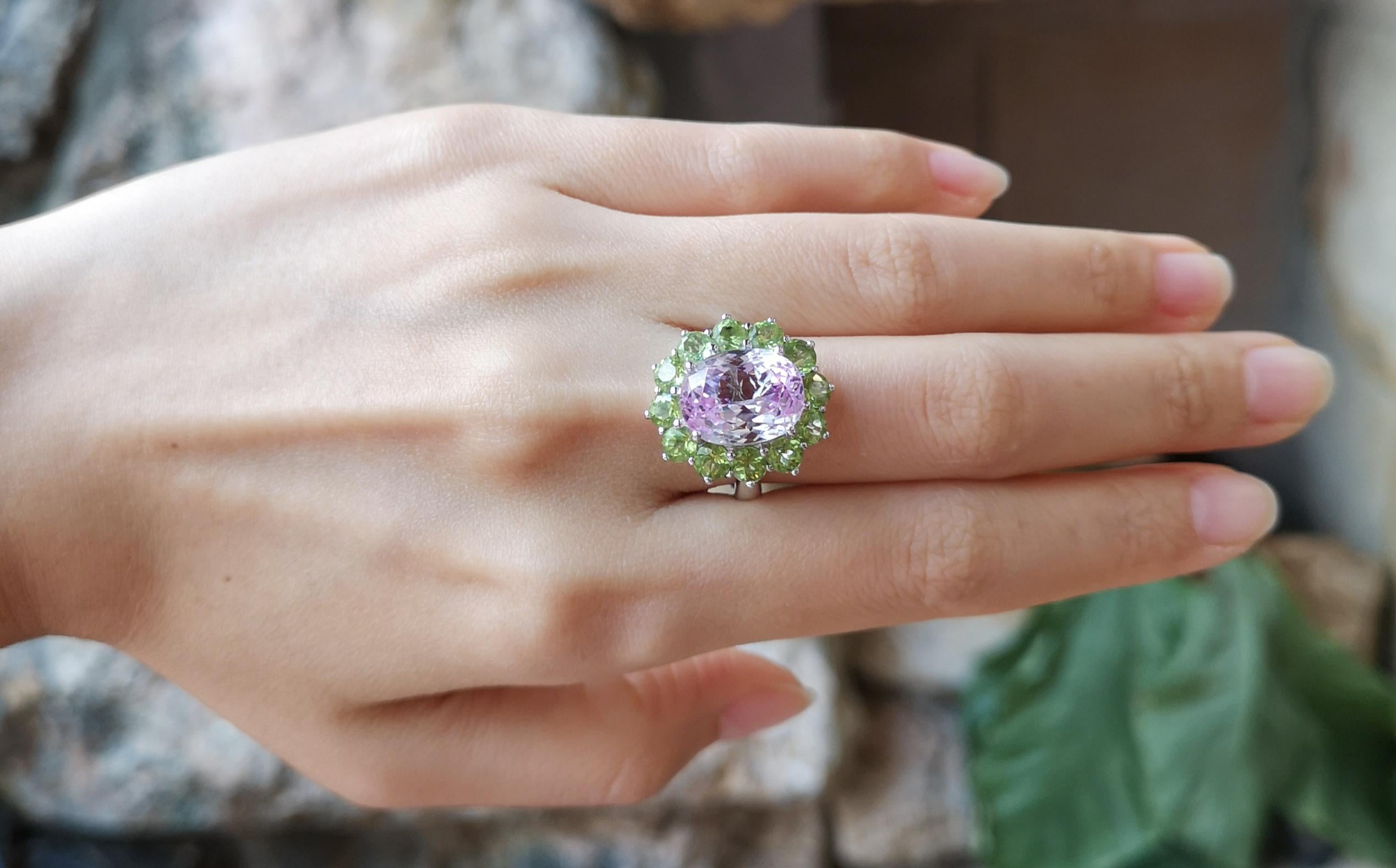 Contemporary Kunzite with Peridot Ring Set in 18 Karat White Gold Settings For Sale