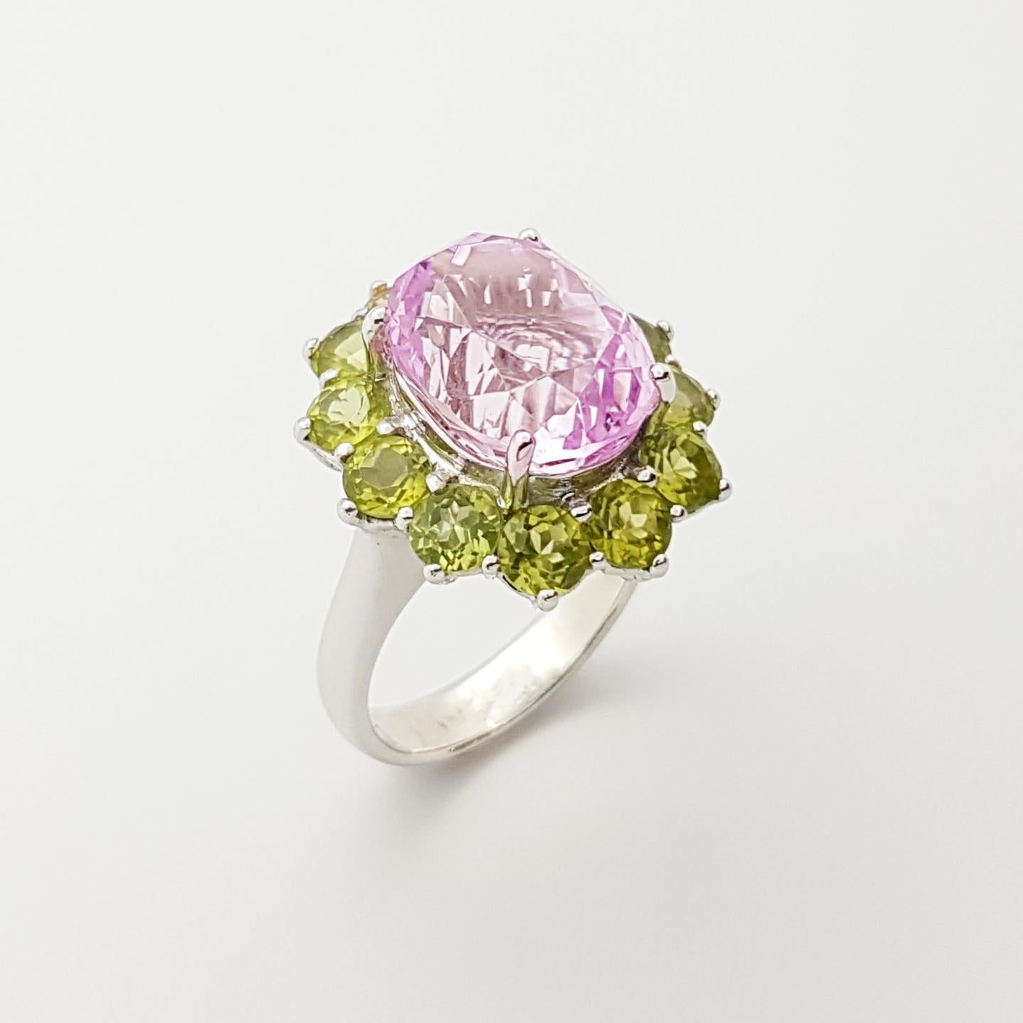 Kunzite with Peridot Ring Set in 18 Karat White Gold Settings In New Condition For Sale In Bangkok, TH