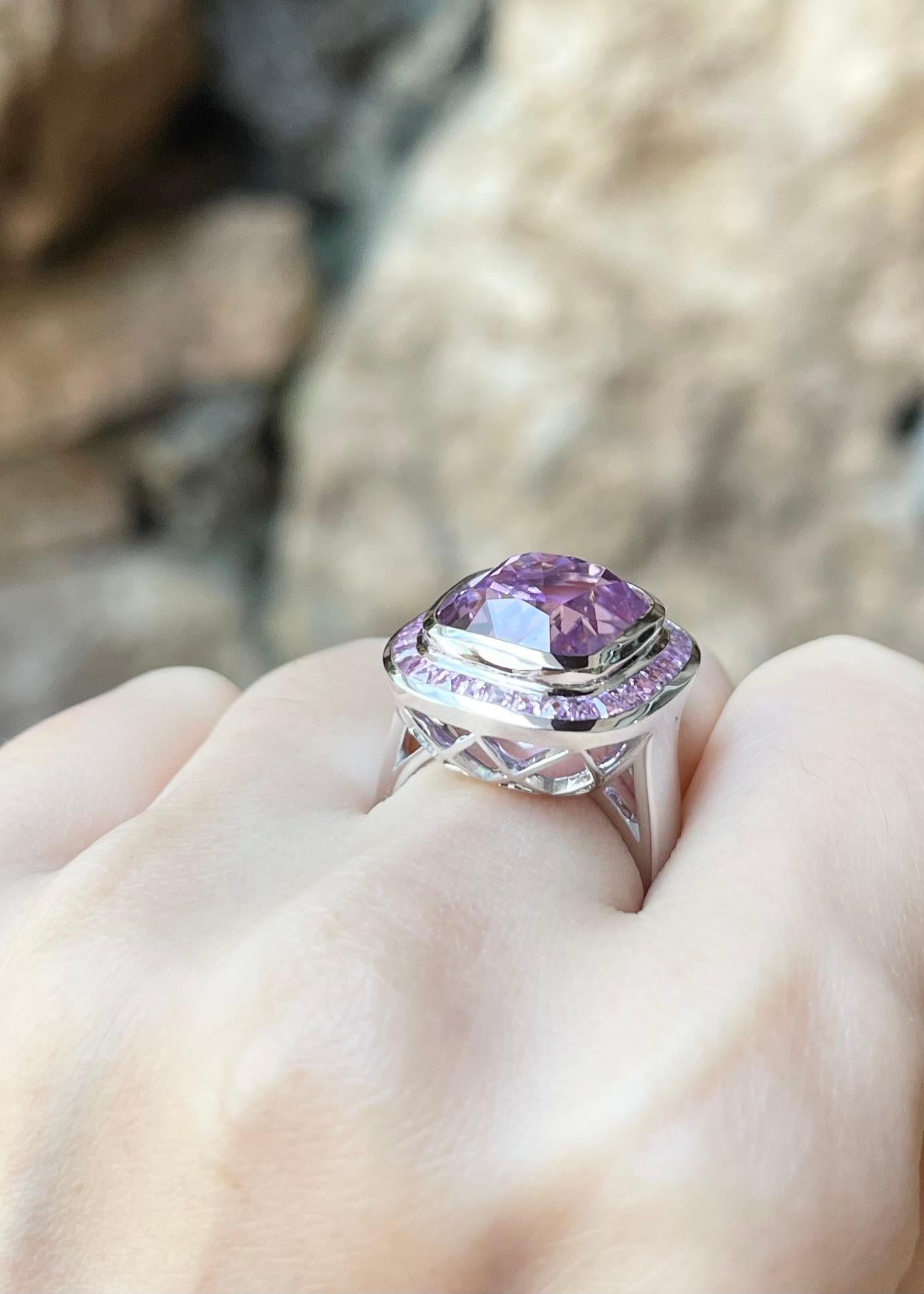 Kunzite with Pink Sapphire Ring set in 18K White Gold Settings In New Condition For Sale In Bangkok, TH