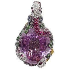 Kunzite con rubino, zaffiro blu, tsavorite e ciondoli di diamanti in oro 18 carati