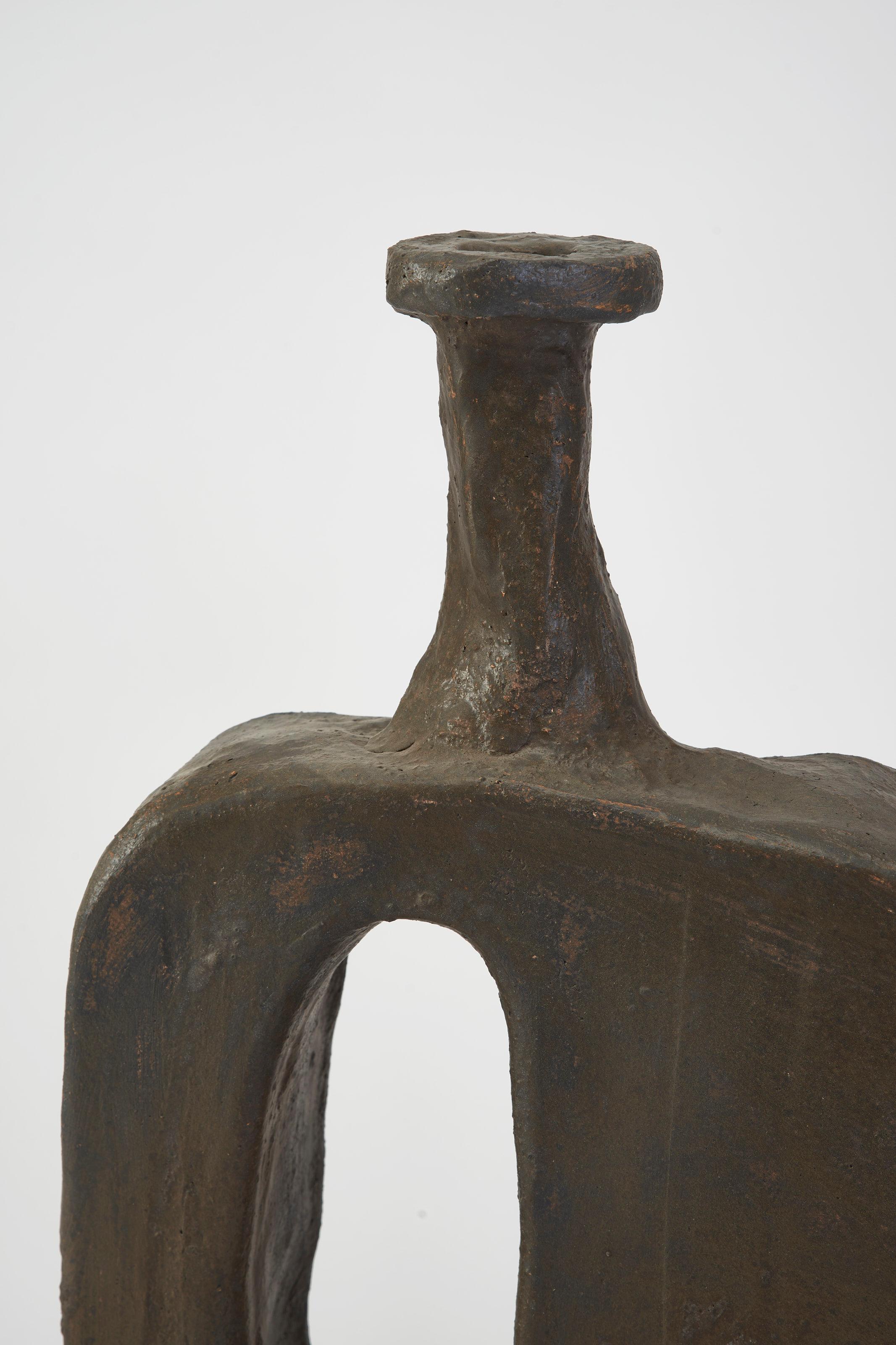 Vaso piatto Kupi di Willem Van Hooff
Dimensioni: Ø 48 x H. 50 cm. 
Materiali: Terracotta smaltata.

Questo pezzo viene cotto due volte in forno a 1200 gradi per aggiungere l'effetto vetro alla ceramica. Le dimensioni possono variare perché i pezzi