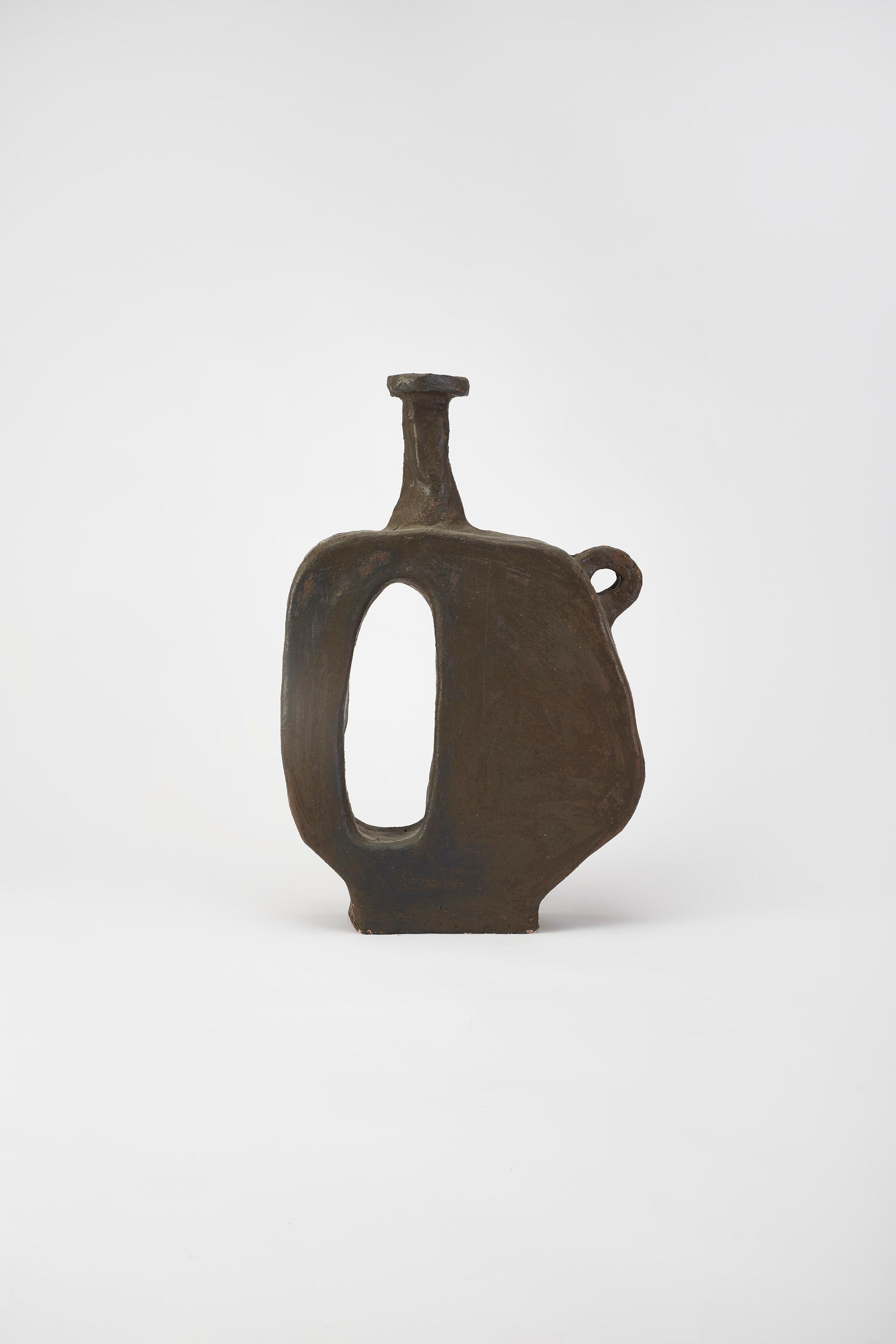 Postmoderno Vaso piatto in ceramica marrone scuro, corpo con apertura grande di Willem Van Hooff in vendita
