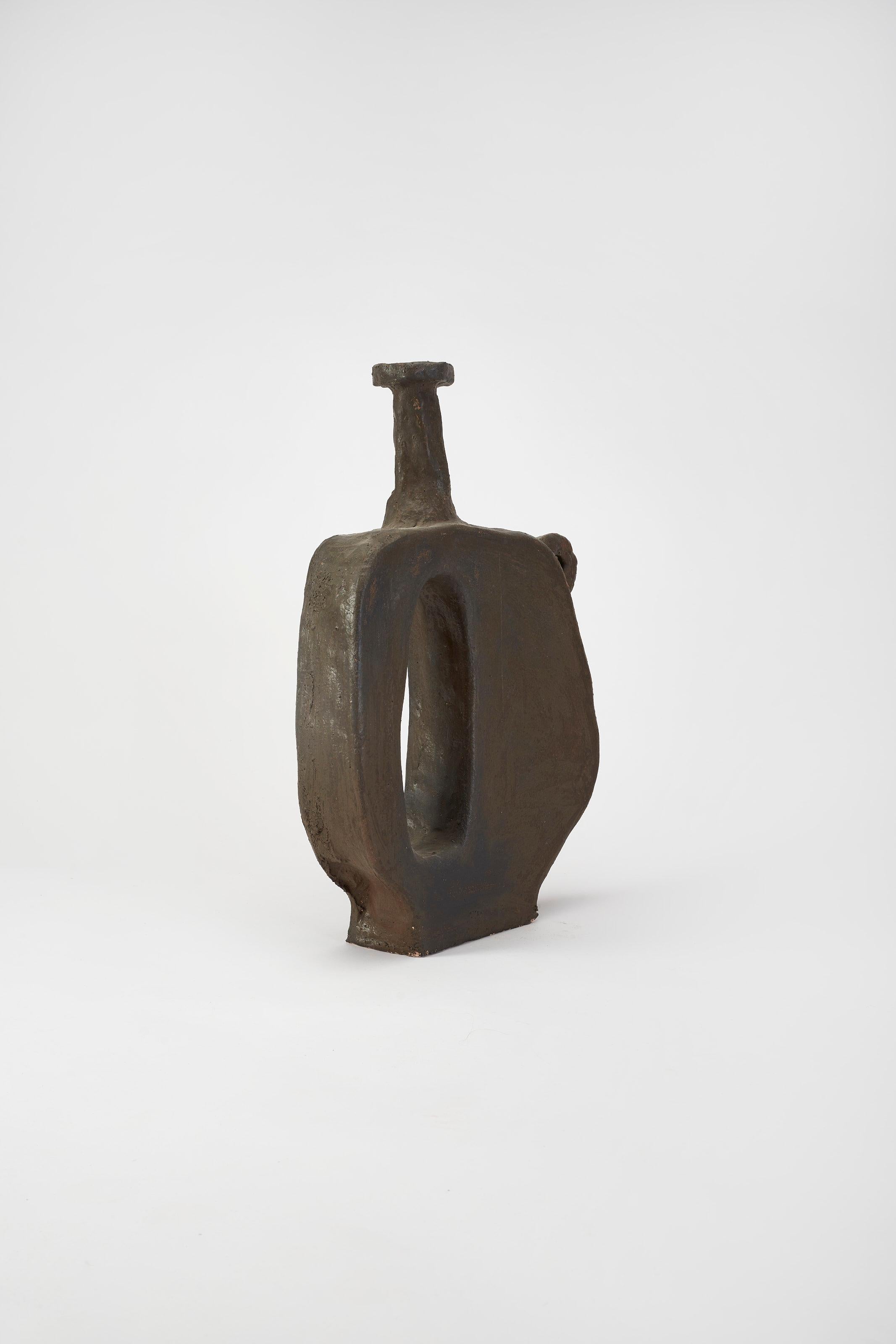 Olandese Vaso piatto in ceramica marrone scuro, corpo con apertura grande di Willem Van Hooff in vendita