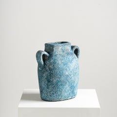Pichet de vase Kuping, fait à la main, en terre cuite texturée de forme organique en bleu