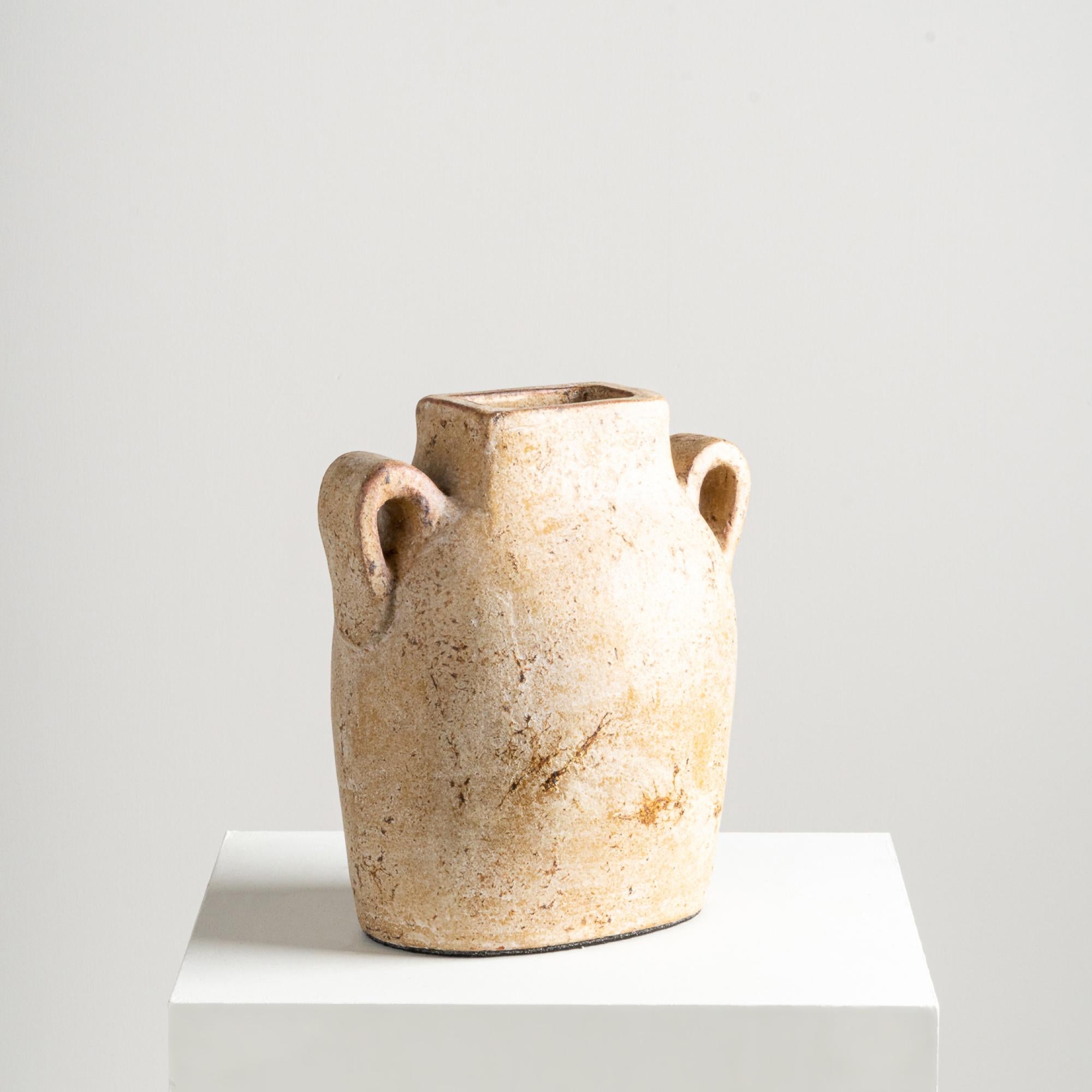 Il vaso Kuping, che vanta una forma stretta e unica e dettagli strutturati, eleva sottilmente le vignette. Realizzato a mano in terracotta, presenta una morbida finitura rustica che emana un fascino rustico, aggiungendo un tocco elegante. La forma