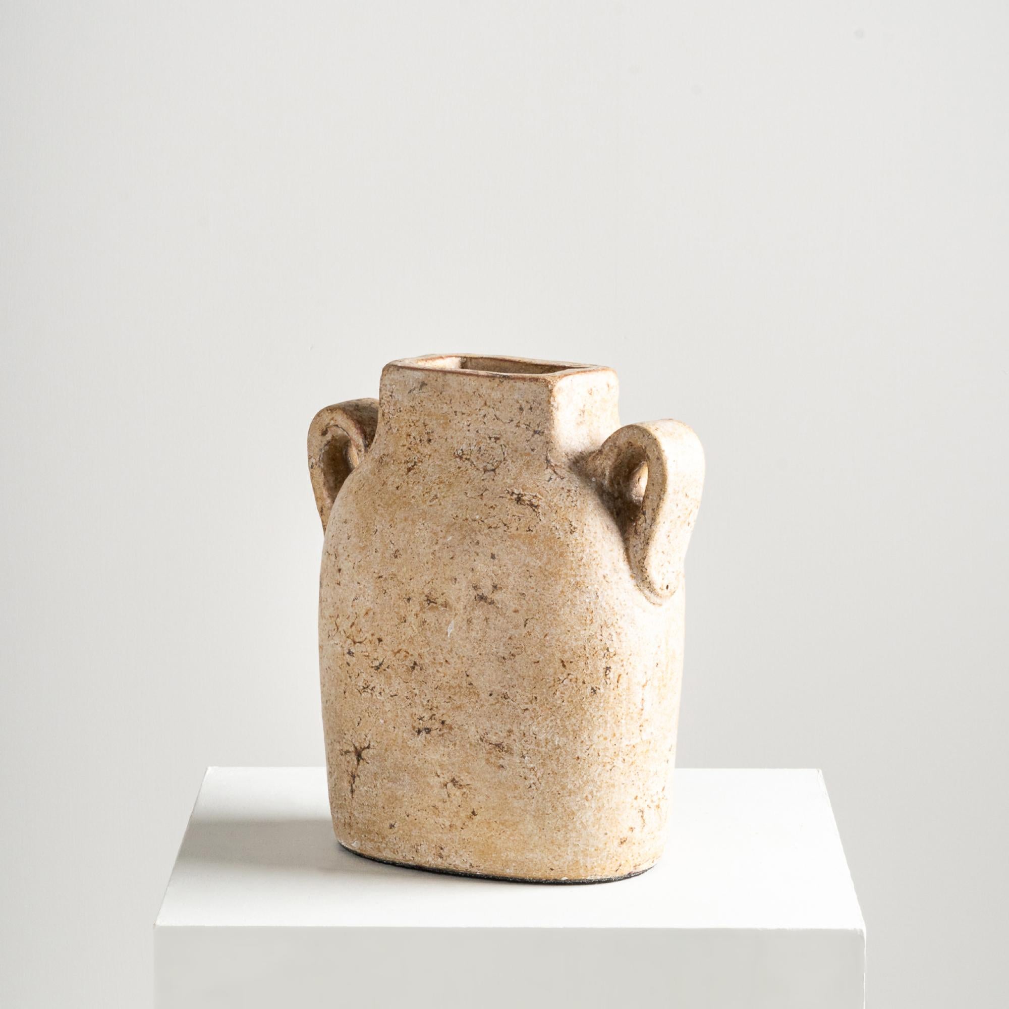 Indonesiano Vaso Kuping, forma organica in terracotta strutturata fatta a mano in Nature in vendita