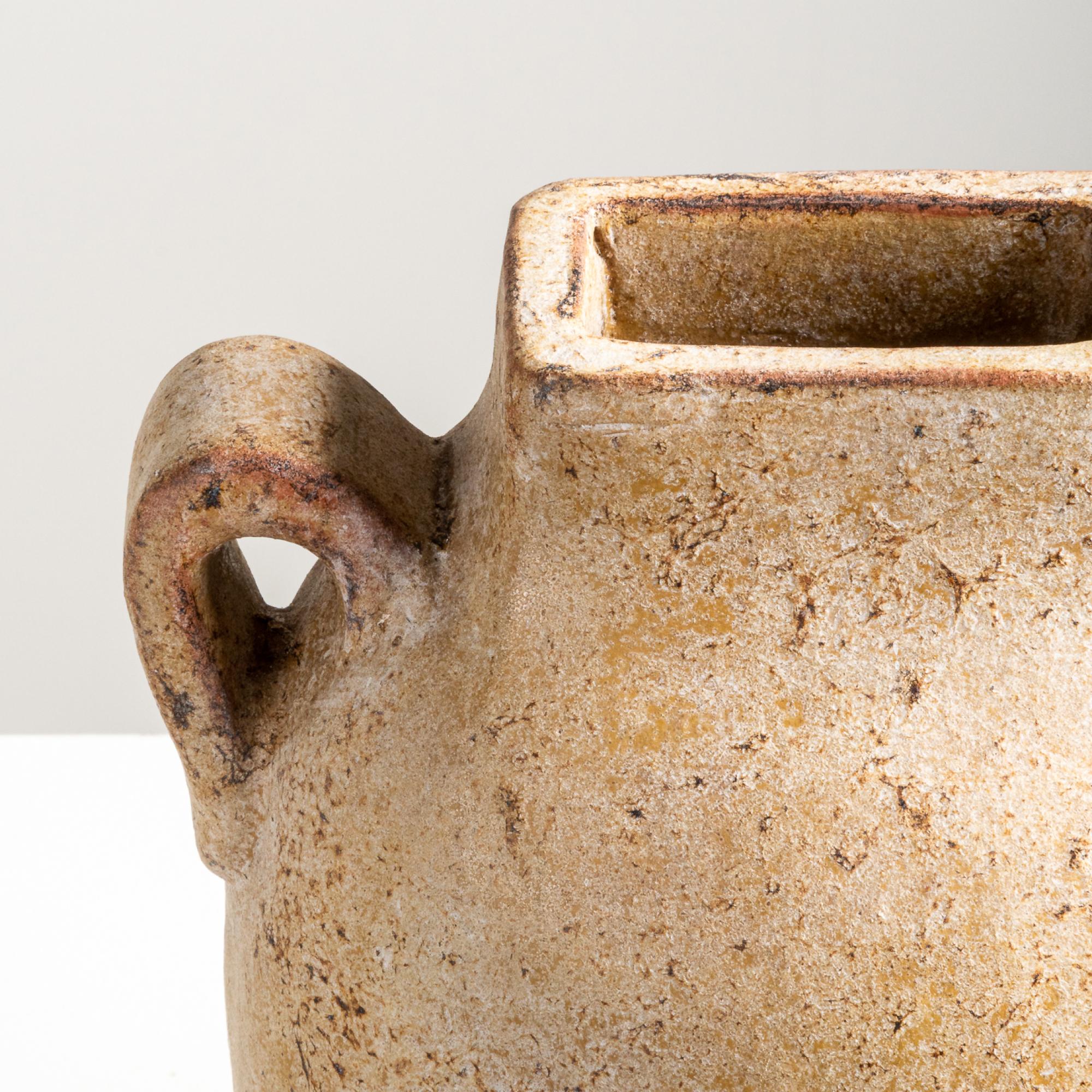 Fatto a mano Vaso Kuping, forma organica in terracotta strutturata fatta a mano in Nature in vendita