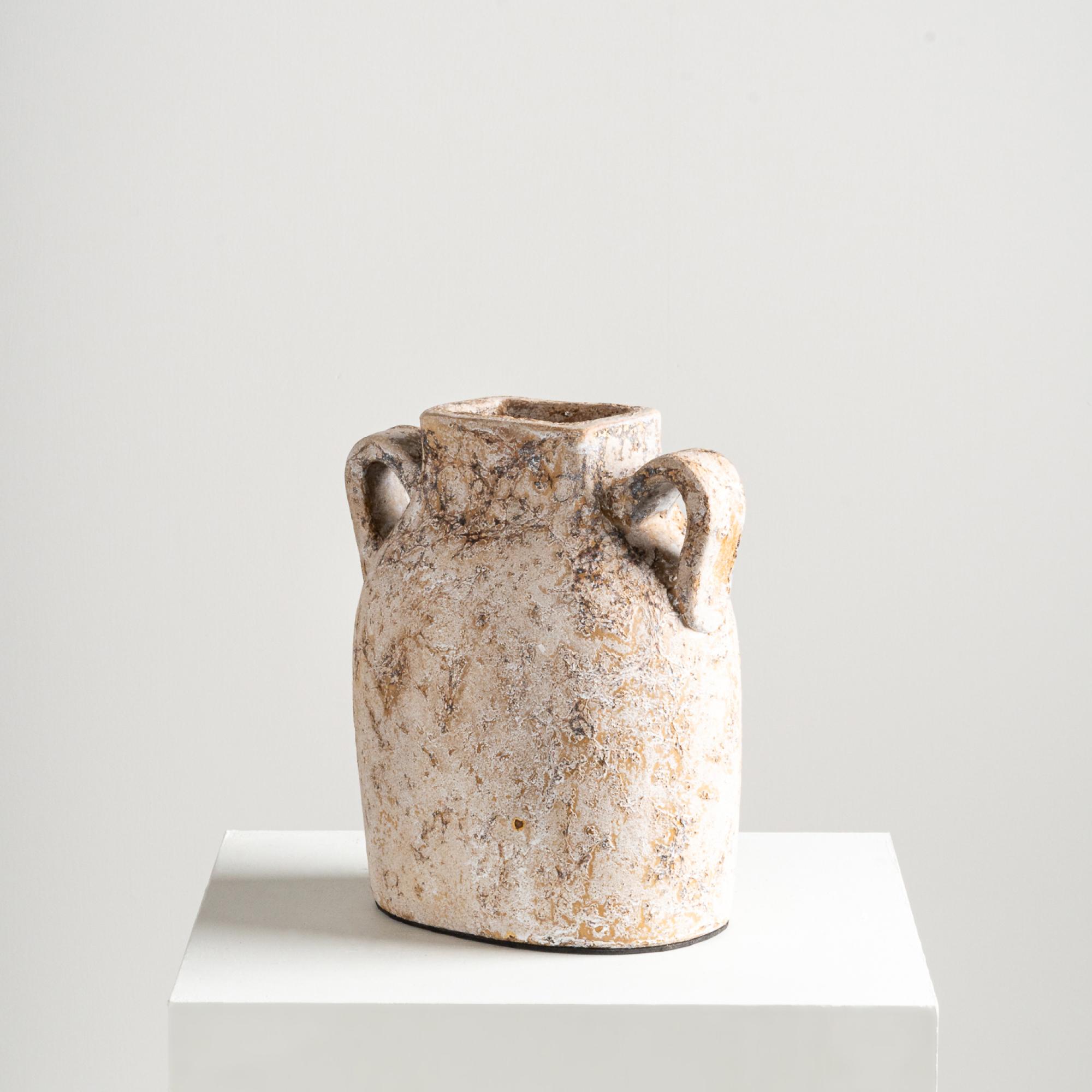 Il vaso Kuping, che vanta una forma stretta e unica e dettagli strutturati, eleva sottilmente le vignette. Realizzato a mano in terracotta, presenta una morbida finitura rustica che emana un fascino rustico, aggiungendo un tocco elegante. La forma