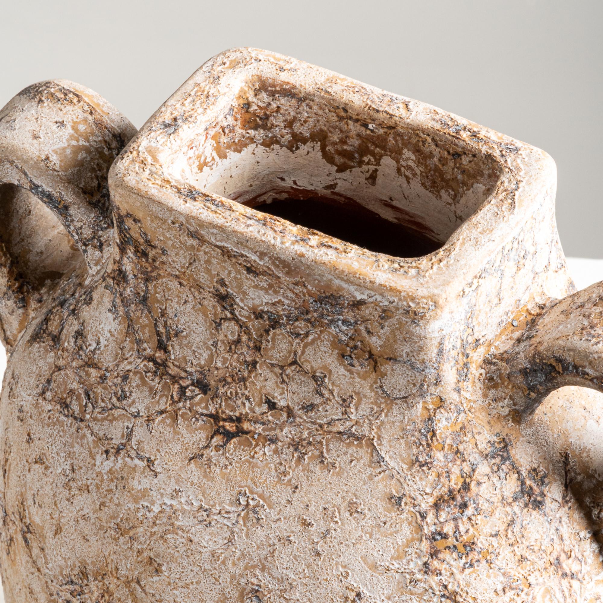 Fatto a mano Vaso Kuping, forma organica in terracotta strutturata fatta a mano in sabbia in vendita