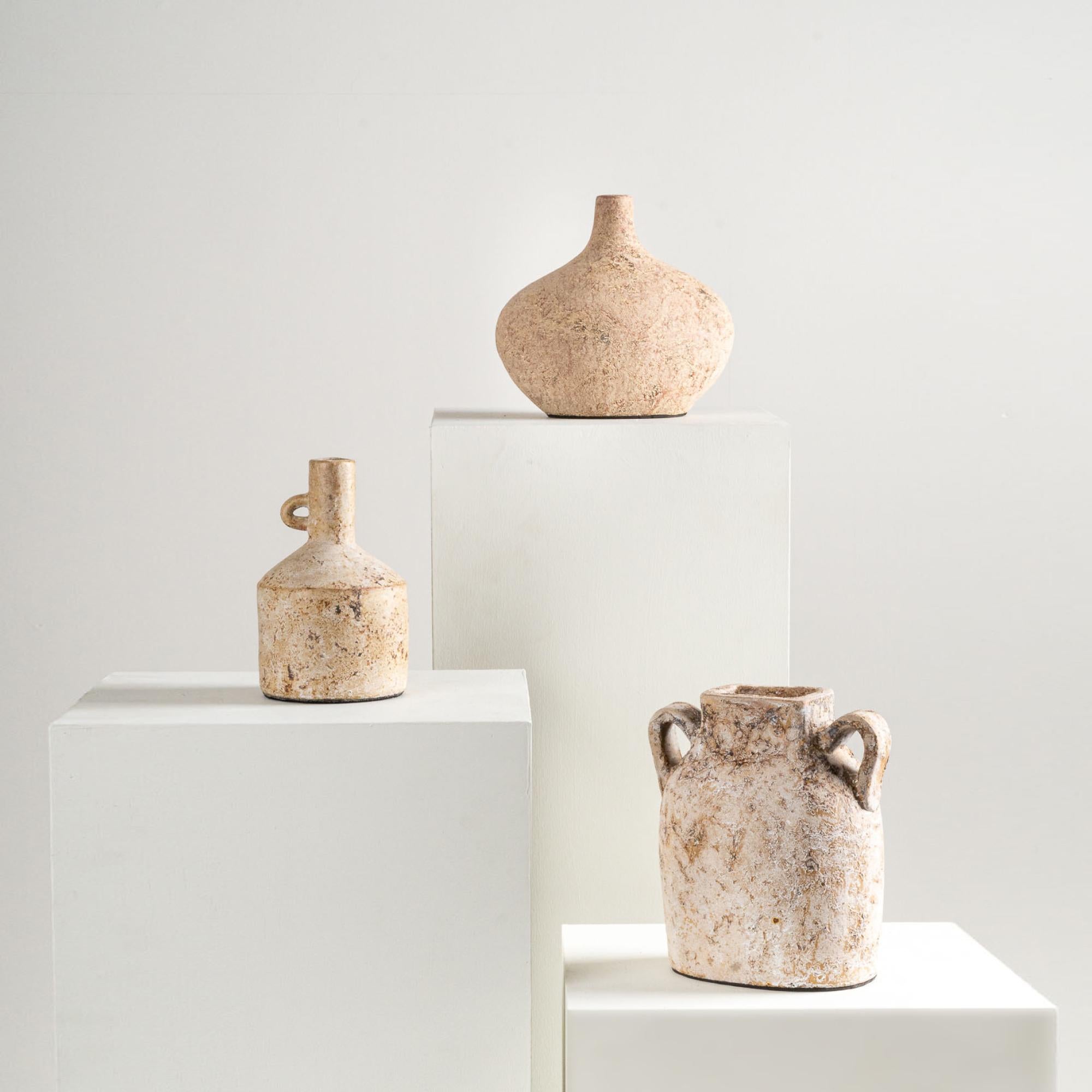 XXI secolo e contemporaneo Vaso Kuping, forma organica in terracotta strutturata fatta a mano in sabbia in vendita