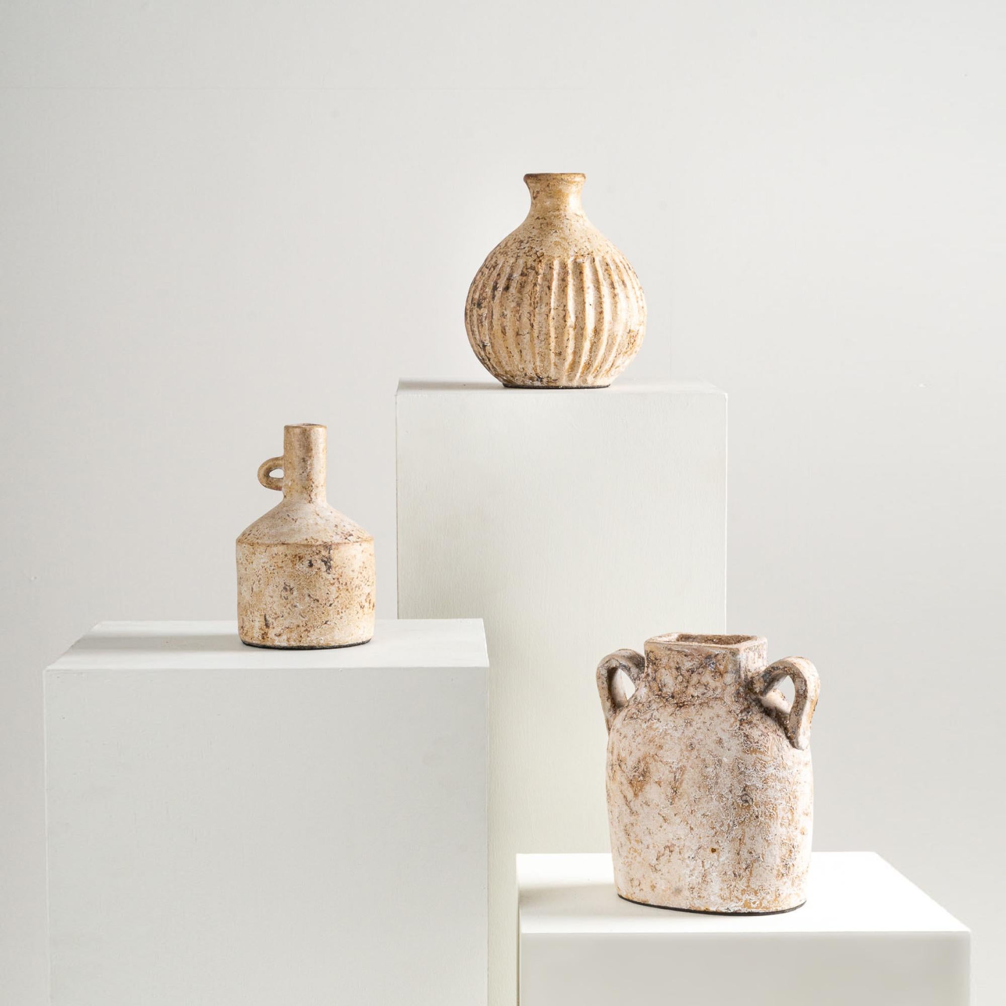Terracotta Vaso Kuping, forma organica in terracotta strutturata fatta a mano in sabbia in vendita