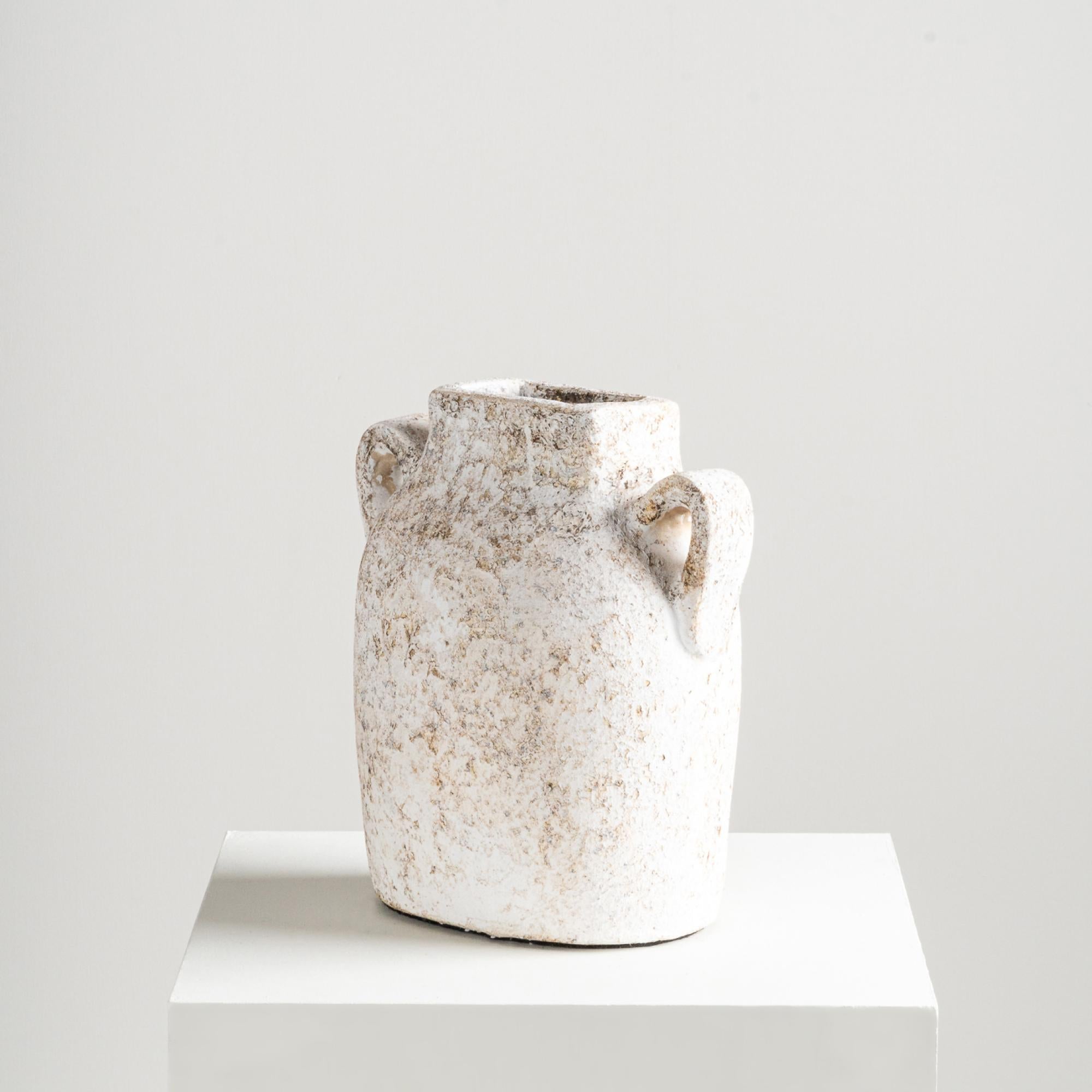 Il vaso Kuping, che vanta una forma stretta e unica e dettagli strutturati, eleva sottilmente le vignette. Realizzato a mano in terracotta, presenta una morbida finitura rustica che emana un fascino rustico, aggiungendo un tocco elegante. La forma