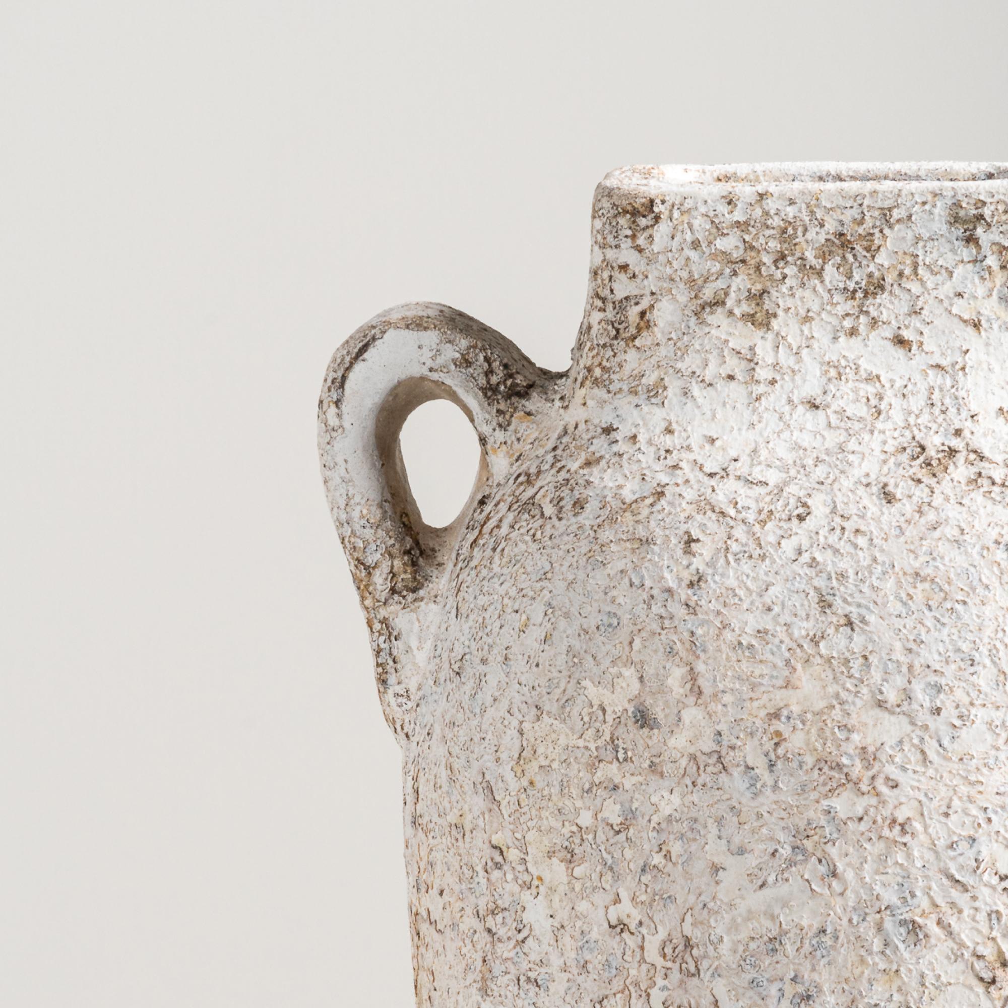 Fatto a mano Brocca vaso Kuping, forma organica in terracotta strutturata fatta a mano in bianco in vendita