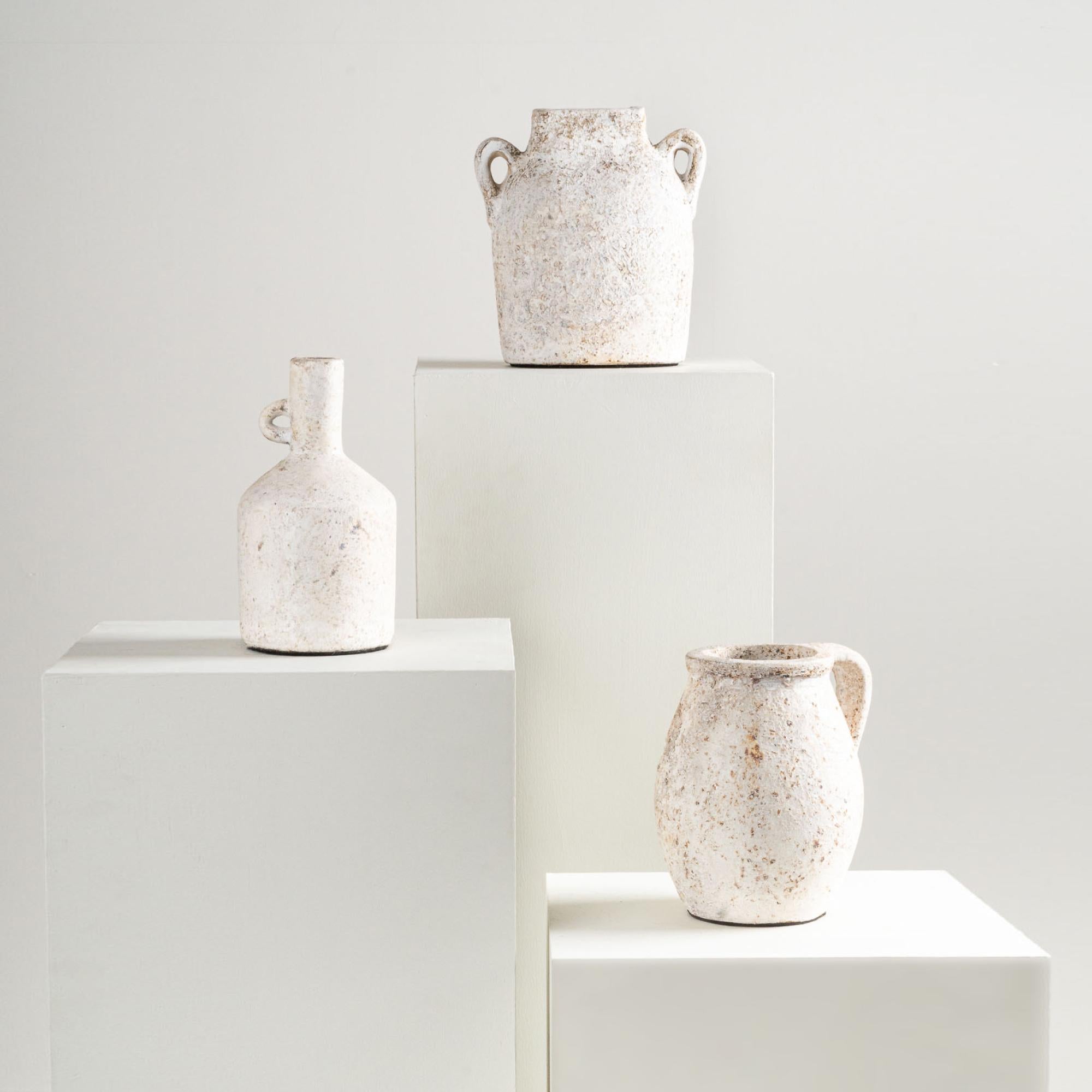 XXI secolo e contemporaneo Brocca vaso Kuping, forma organica in terracotta strutturata fatta a mano in bianco in vendita