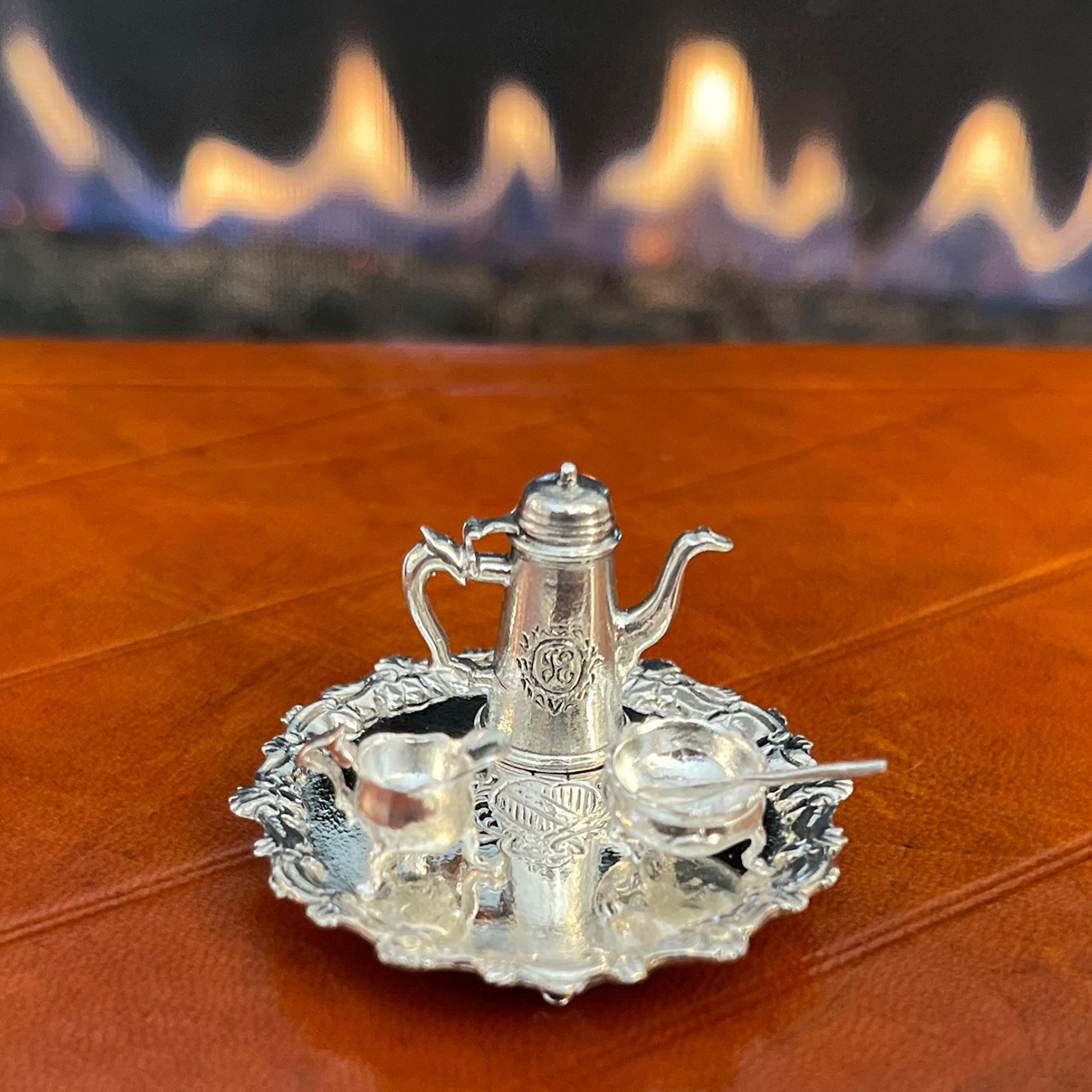 Per chi beve caffè
Servizio da caffè in argento su vassoio fantasia
Il set comprende: vassoio, caffettiera, lattiera, zuccheriera, cucchiaio, espositore in plexi con blocco espositivo.

Per la prima volta in oltre 30 anni, siamo entusiasti di