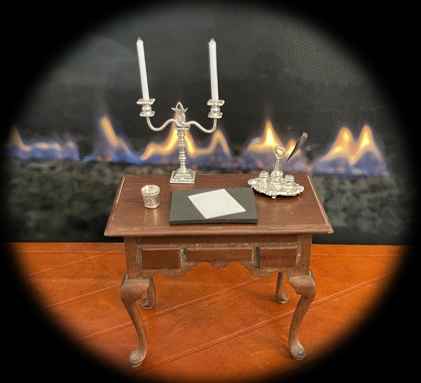 Per lo scrittore 
Set da scrittore in argento*
Il set include: Candelabro con candele, calamaio con penna d'oca, tazza, tampone, piccolo pezzo di carta, teca in plexi con blocco espositivo.
*Scrivania non inclusa, in arrivo. Disponibile su