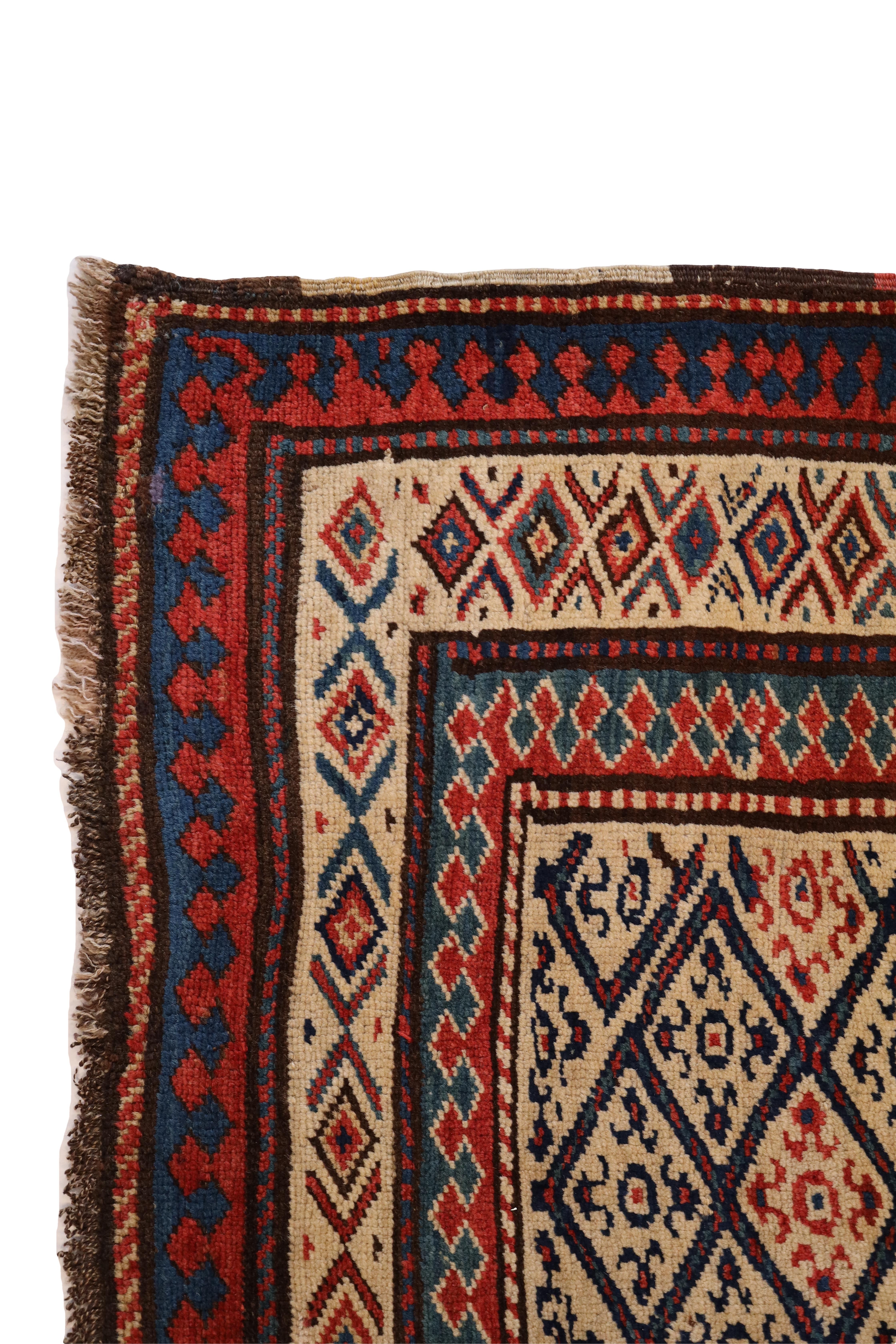  Treten Sie ein in eine Welt zeitloser Eleganz mit unserem exquisiten antiken Kurd-Läufer. Dieses atemberaubende Stück verkörpert die Essenz von Kunstfertigkeit und Handwerkskunst und stellt eine harmonische Mischung aus Tradition und Raffinesse