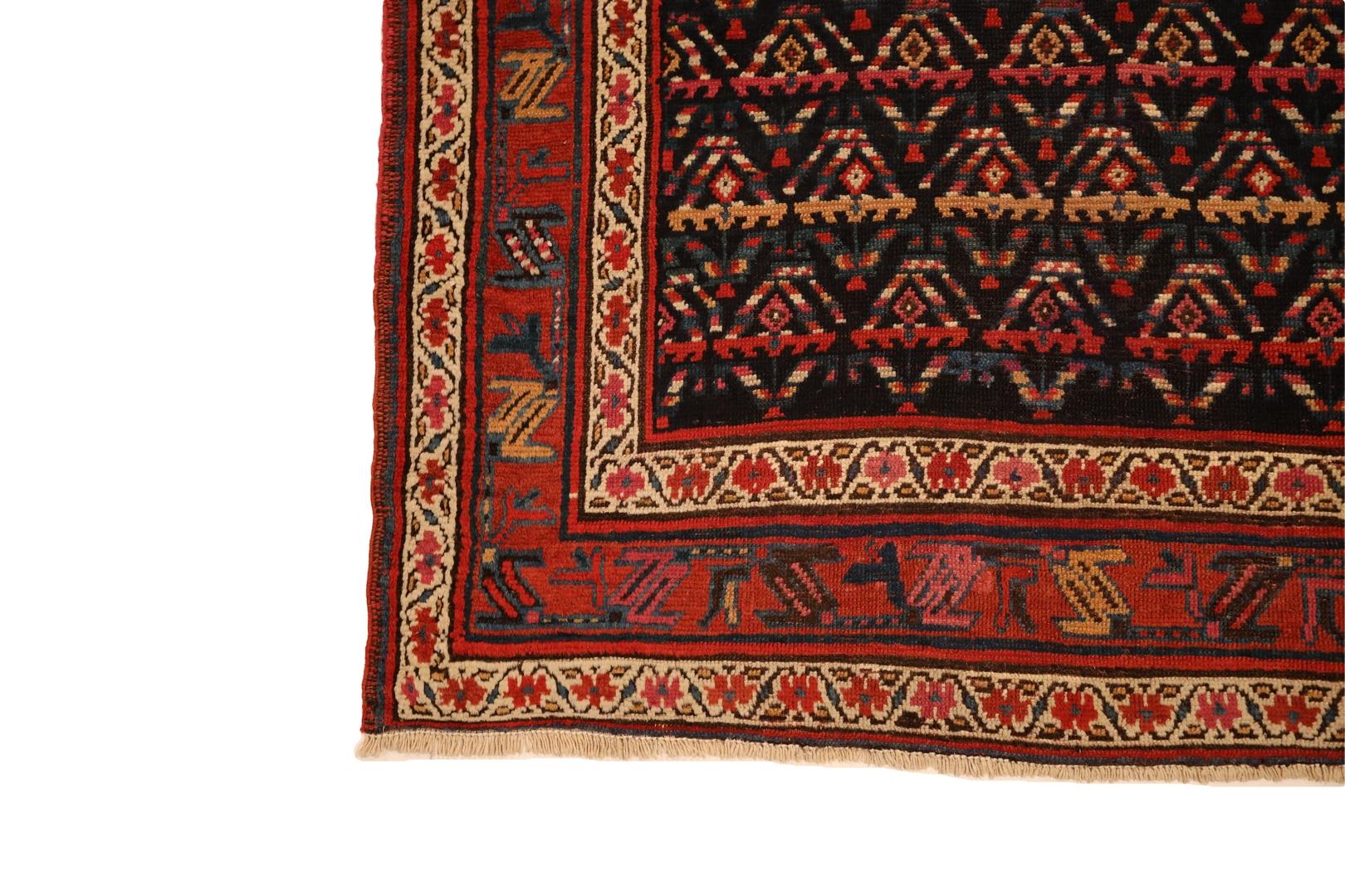 Wir präsentieren den Kurdish Navy Geometric Diamond Runner Rug - ein Meisterwerk der Handwerkskunst, das Ihre Einrichtung in neue Dimensionen heben wird. Dieser exquisite Läufer hat einen satten marineblauen Hintergrund, der mit einem geometrischen