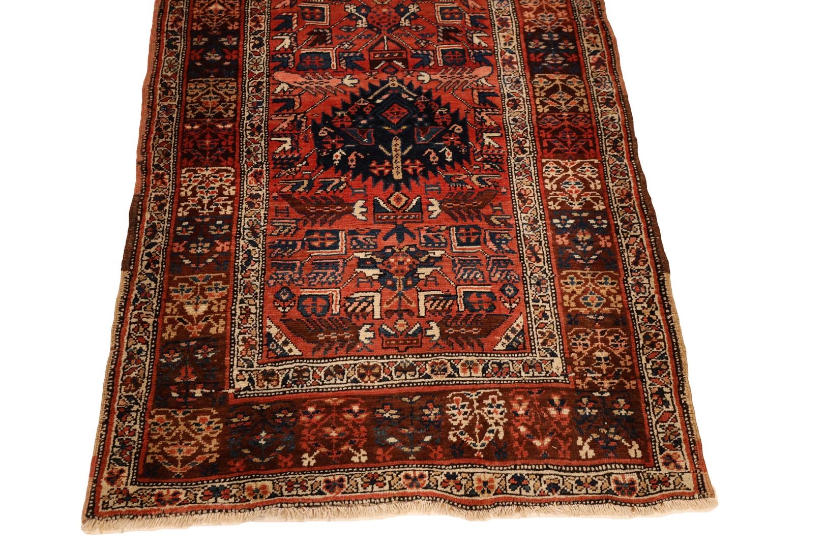 Wir stellen Ihnen den Kurdish Red Medallion Runner Rug vor - ein wahres Kunstwerk, das das Ambiente Ihres Wohnraums bereichern wird. Dieser bezaubernde Läufer zeichnet sich durch einen kräftigen roten Hintergrund aus, der in der Mitte von