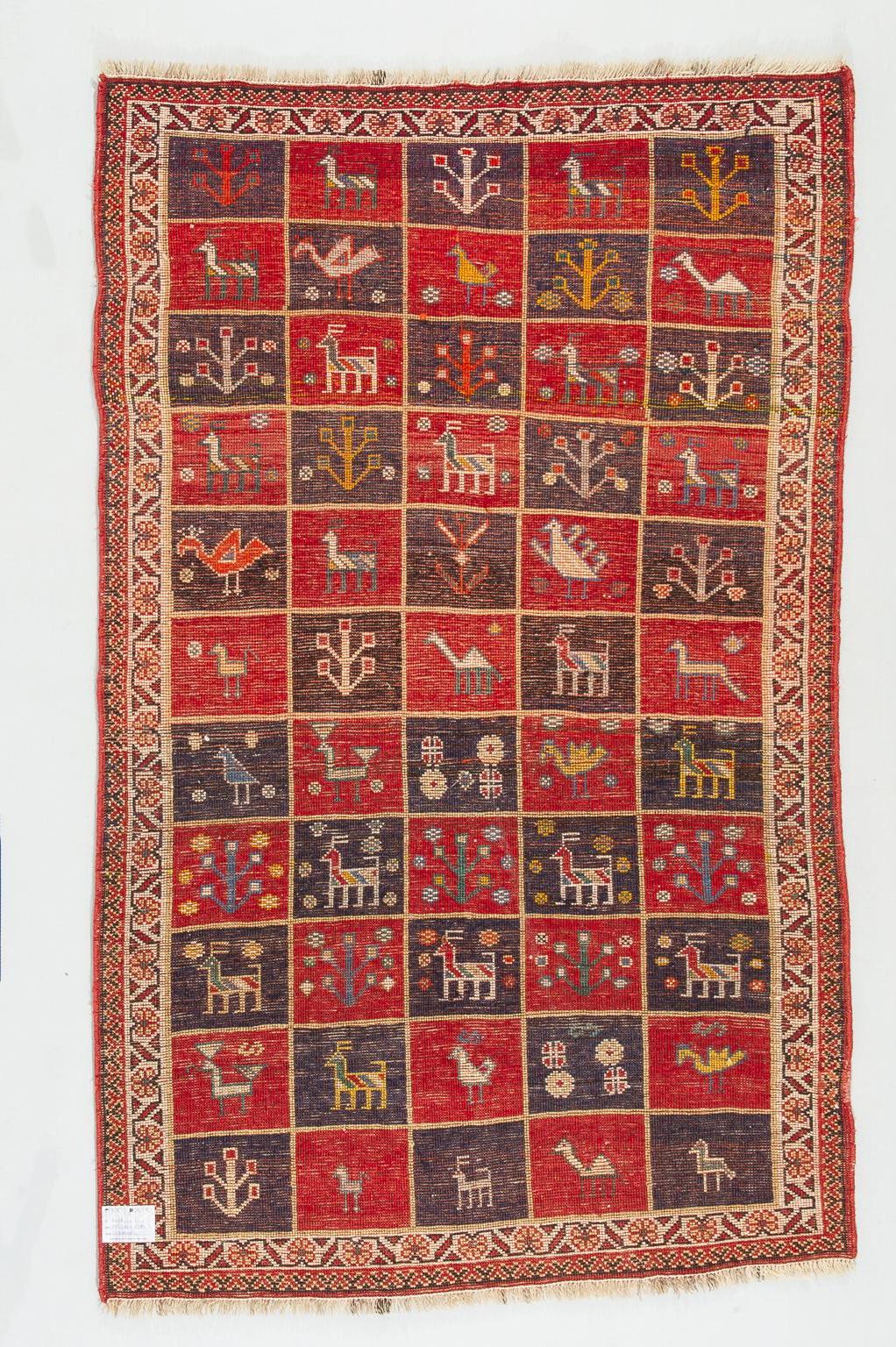 A typical nomadic product: a carpet full of colors and small drawings like those of children, but perfect and tidy, certainly the work of a good weaver.
It is a sturdy carpet, perfect for entrance: to be admired upon entering, as it has only one