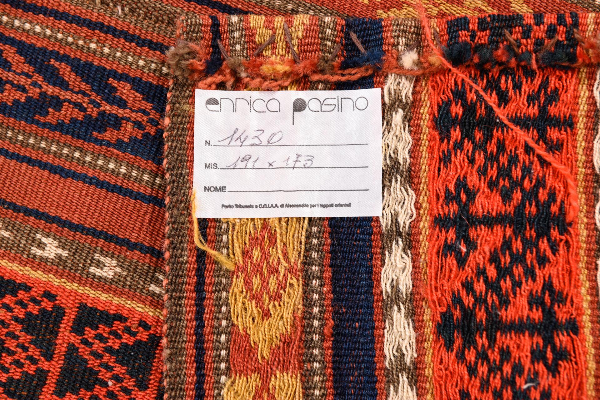 Kurdestan-Kelim mit dünnen geometrischen Linien und aufwändigem, feinem Muster. Sehr angenehm, mit warmen Farben. 
Sie können es auf dem Boden, an der Wand oder auf einem Sofa verwenden.
Aus meiner privaten Sammlung.

ref. nr. 1430 -