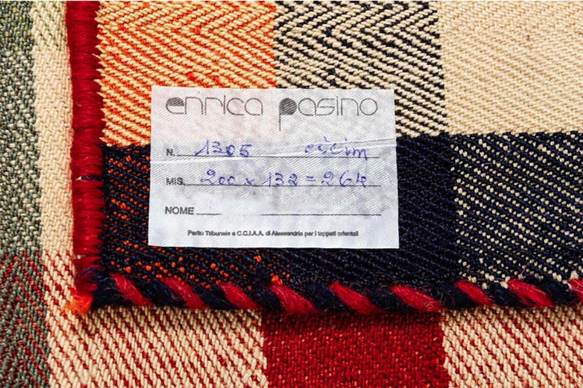 Un produit nomade typique : un simple kilim plein de couleurs. Il est réalisé en deux parties, et n'est donc pas fixé au mur.
 On dirait qu'il a été fait par un enfant et c'est peut-être le cas. Les touffes de laine polychrome insérées ressemblent à